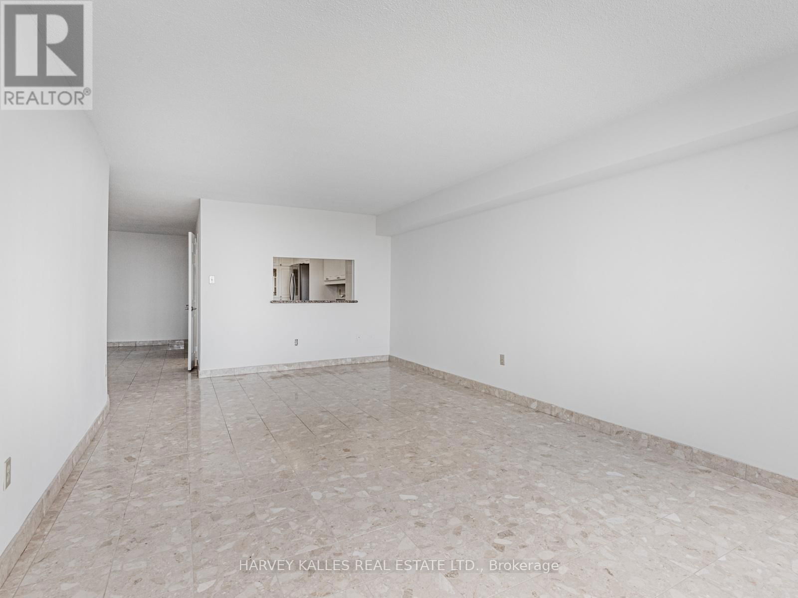 2004 - 55 SKYMARK DRIVE Image 15