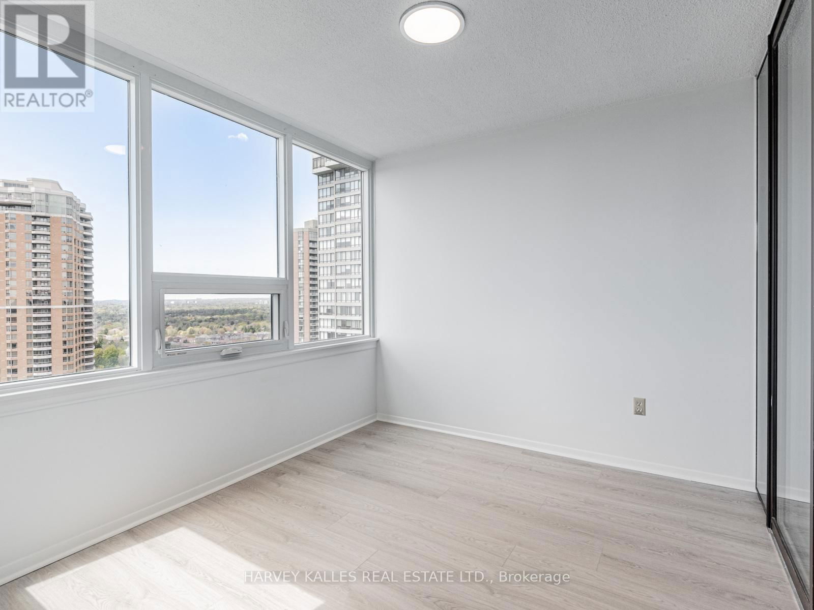 2004 - 55 SKYMARK DRIVE Image 16