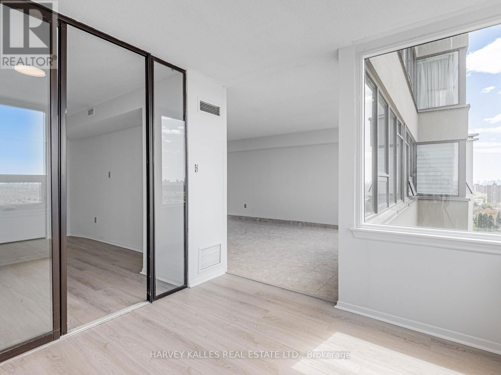 2004 - 55 SKYMARK DRIVE Image 17