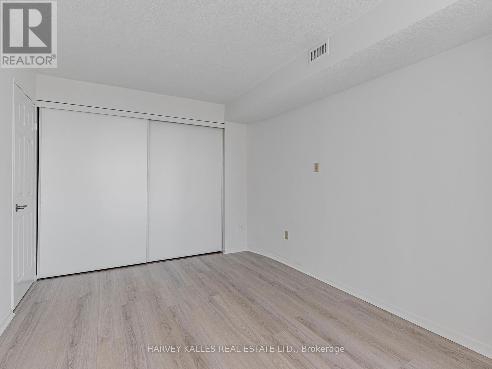 2004 - 55 SKYMARK DRIVE Image 18