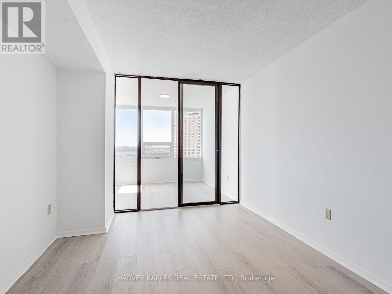 2004 - 55 SKYMARK DRIVE Image 19