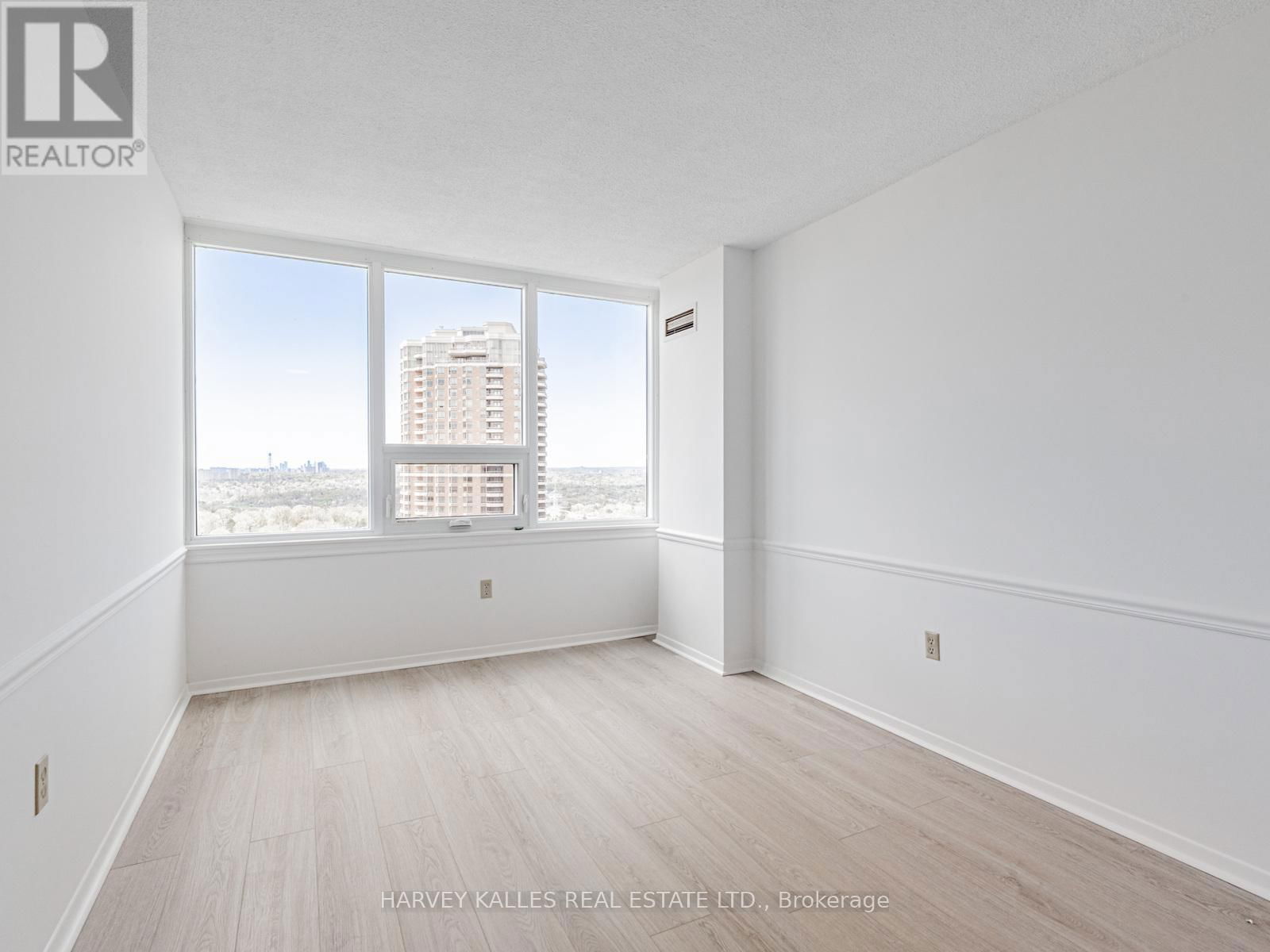2004 - 55 SKYMARK DRIVE Image 22