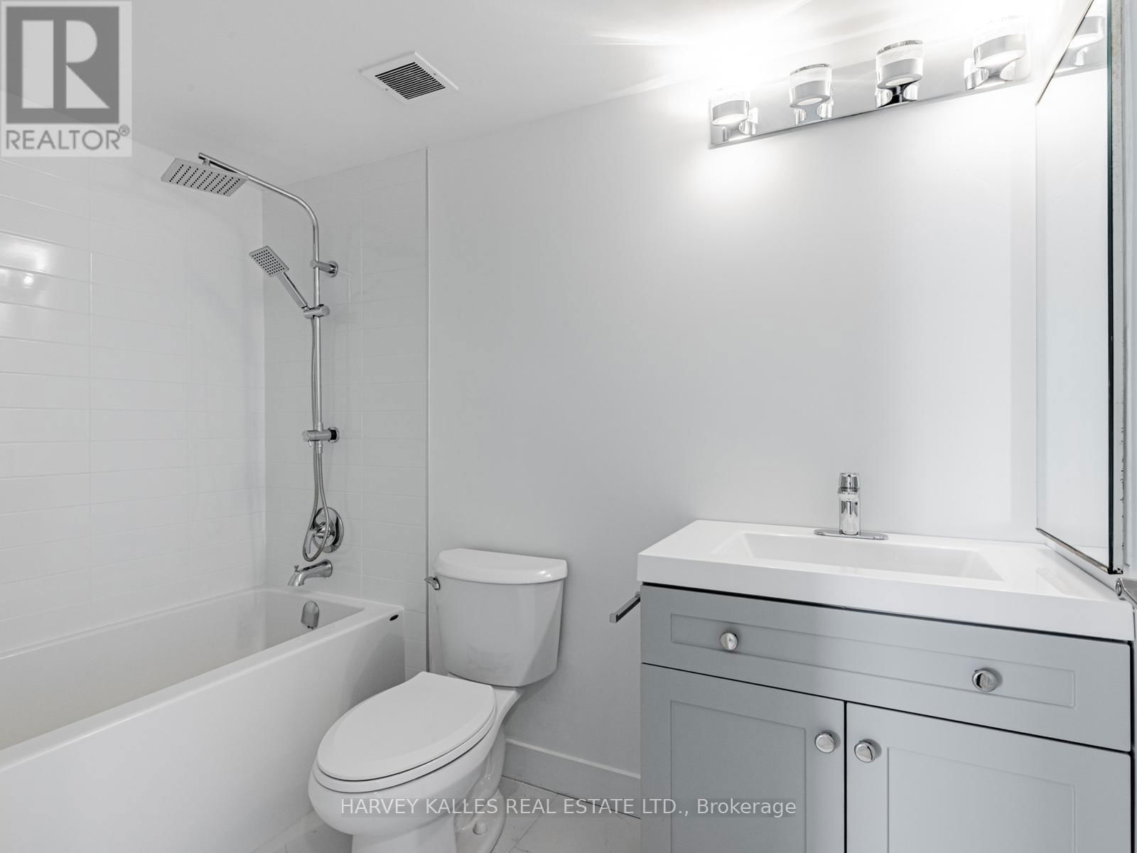 2004 - 55 SKYMARK DRIVE Image 23