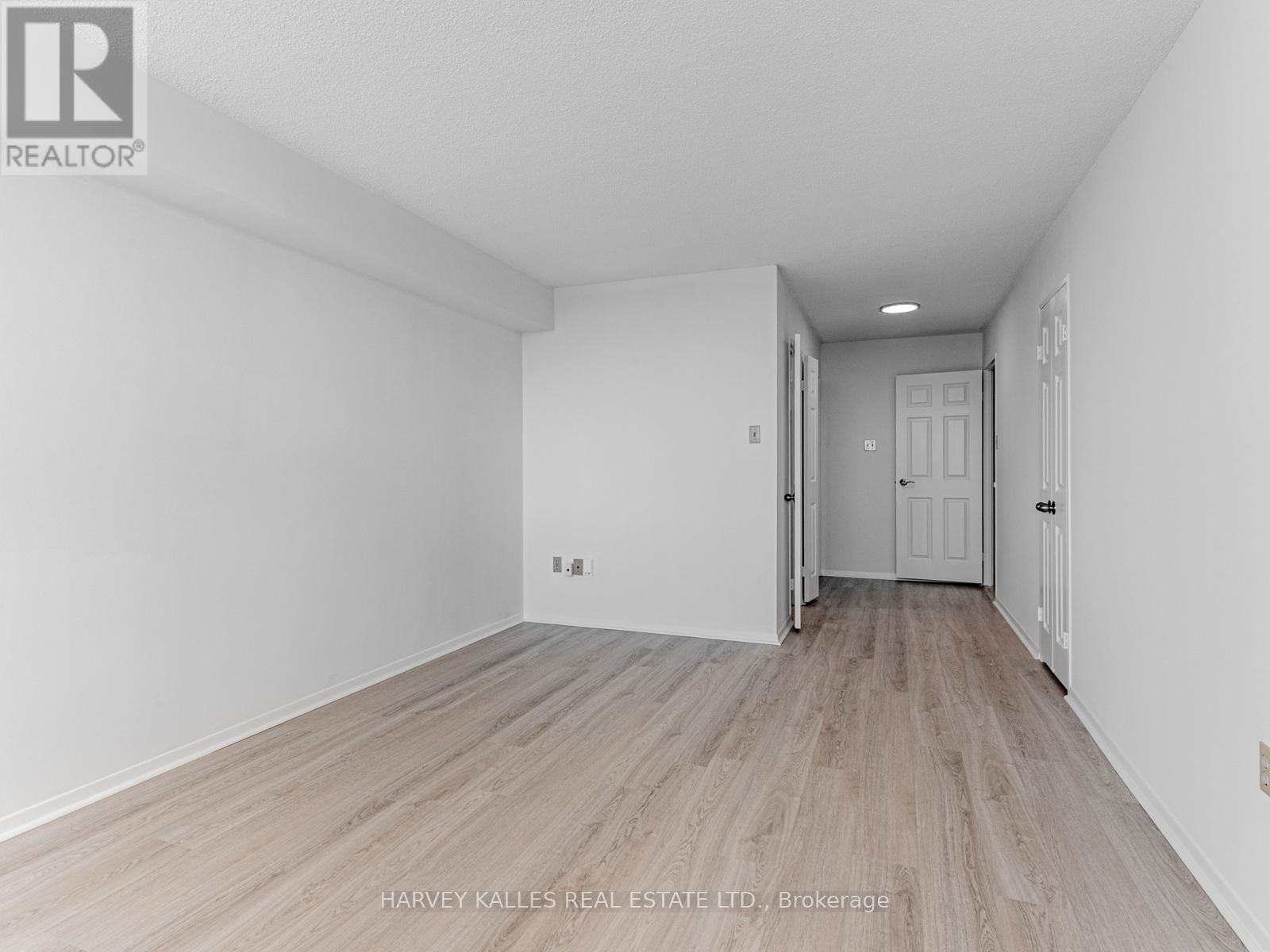 2004 - 55 SKYMARK DRIVE Image 24