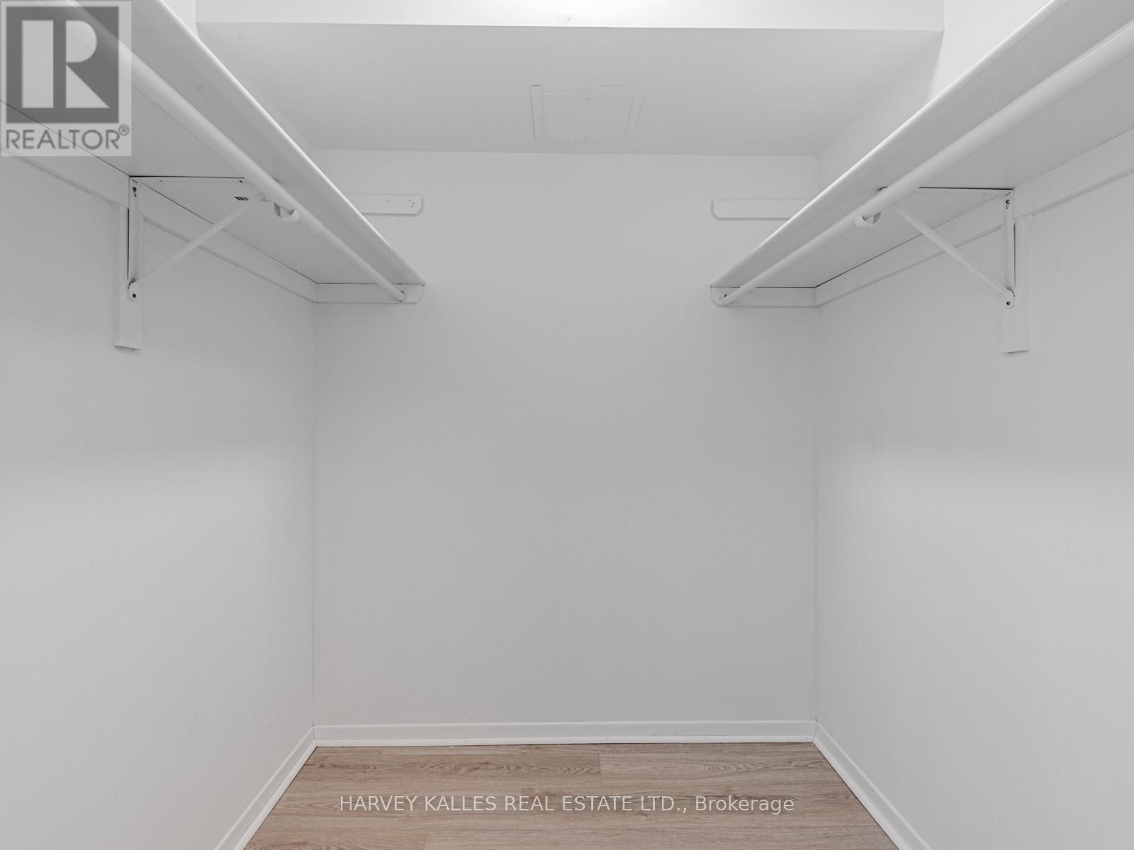 2004 - 55 SKYMARK DRIVE Image 25