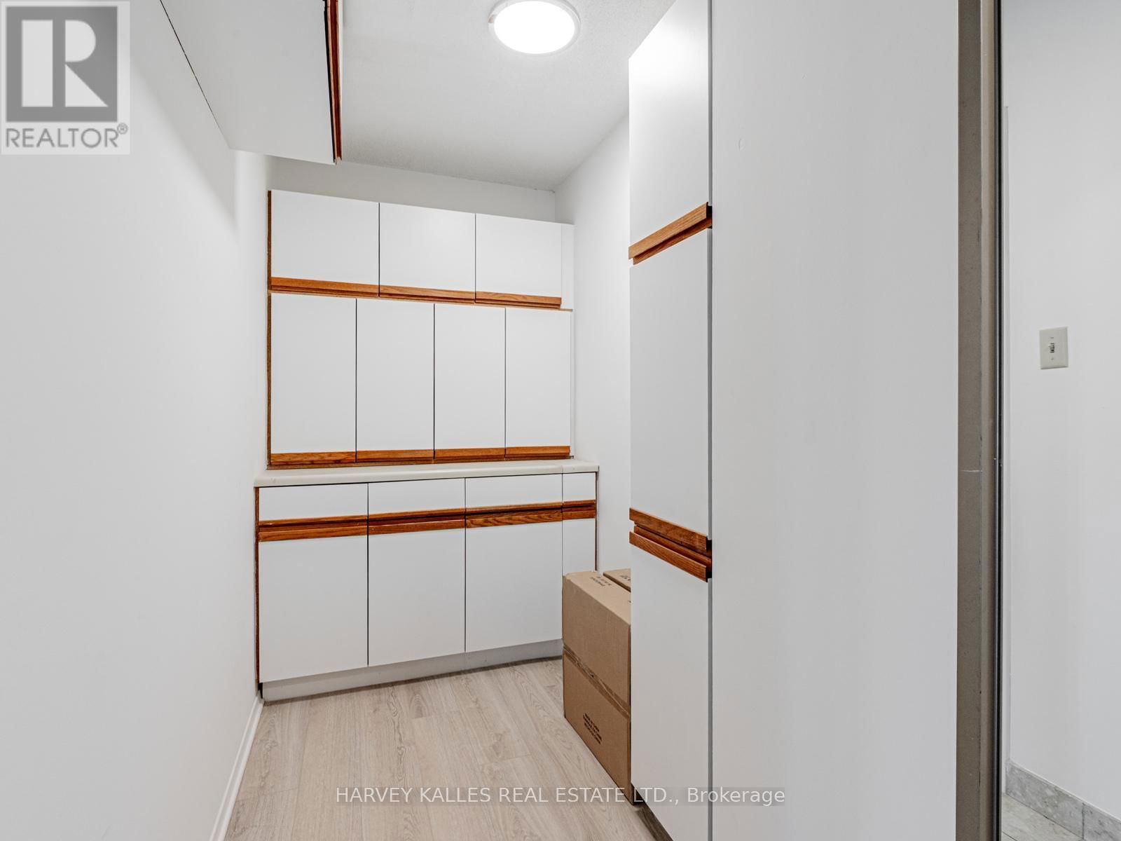 2004 - 55 SKYMARK DRIVE Image 28