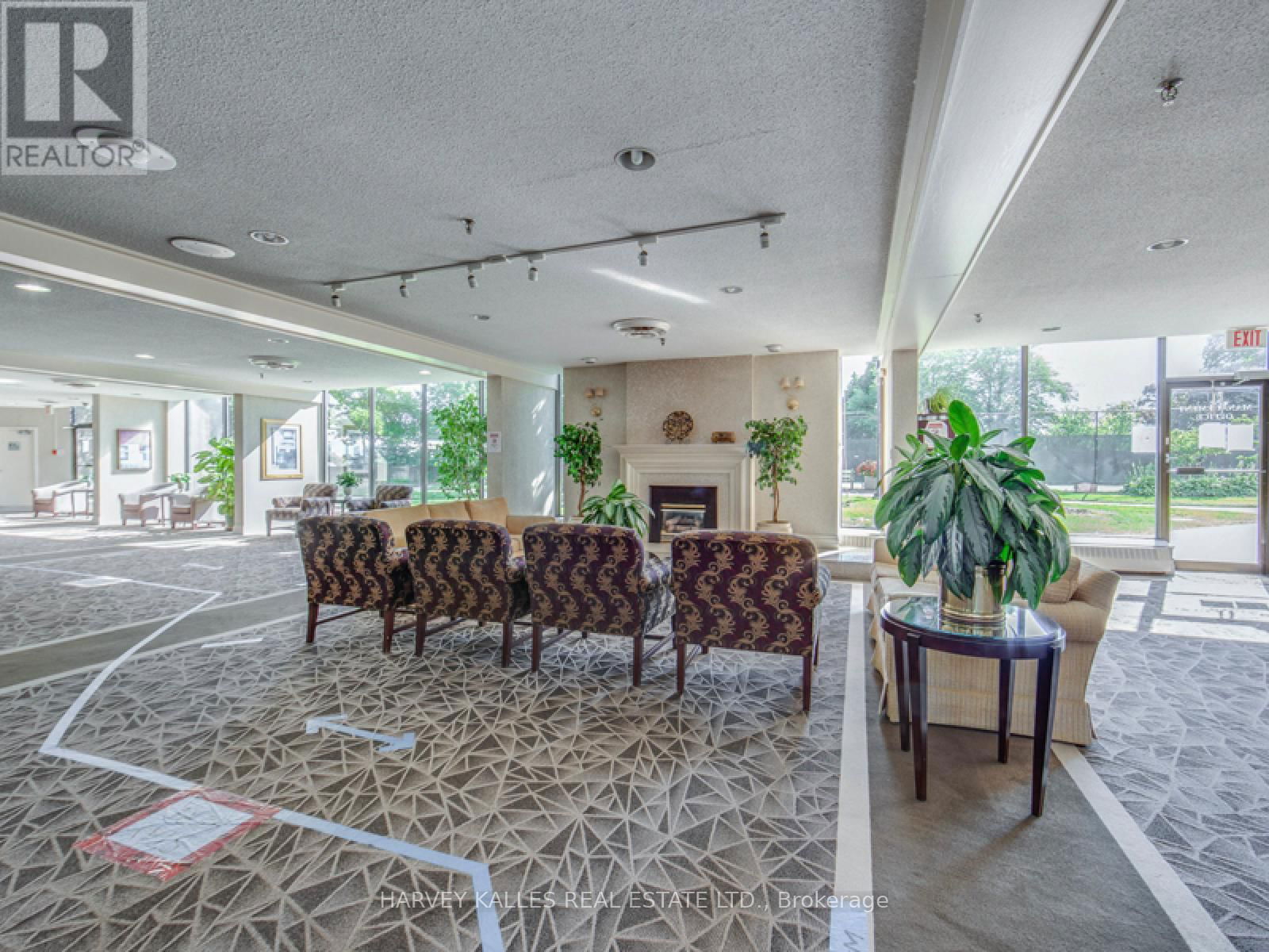 2004 - 55 SKYMARK DRIVE Image 31