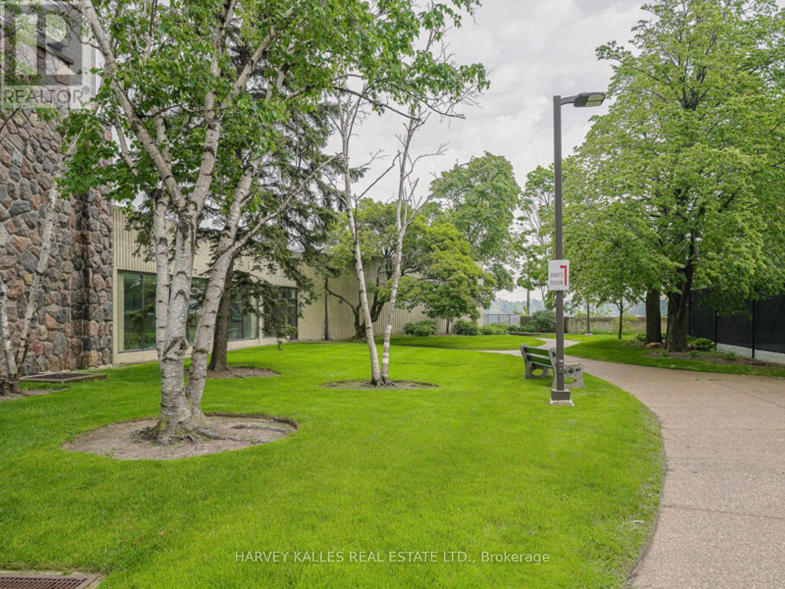 2004 - 55 SKYMARK DRIVE Image 32