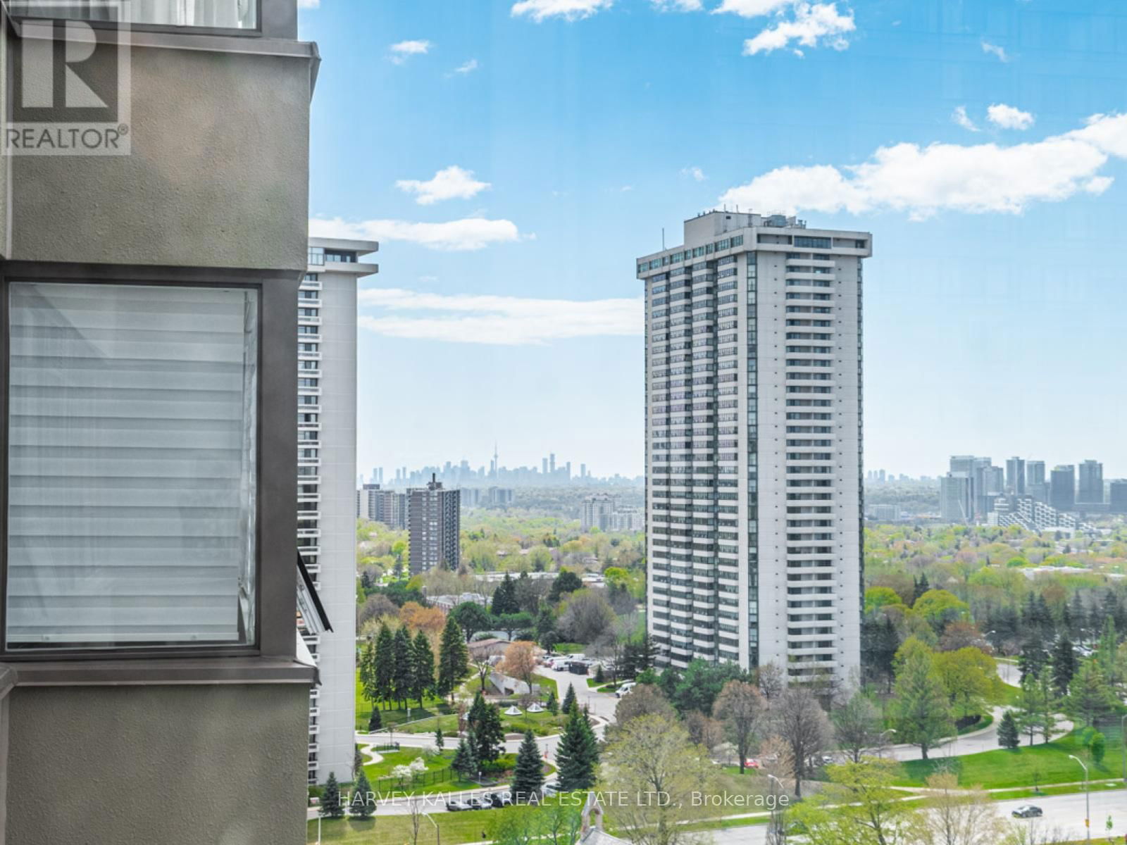 2004 - 55 SKYMARK DRIVE Image 36
