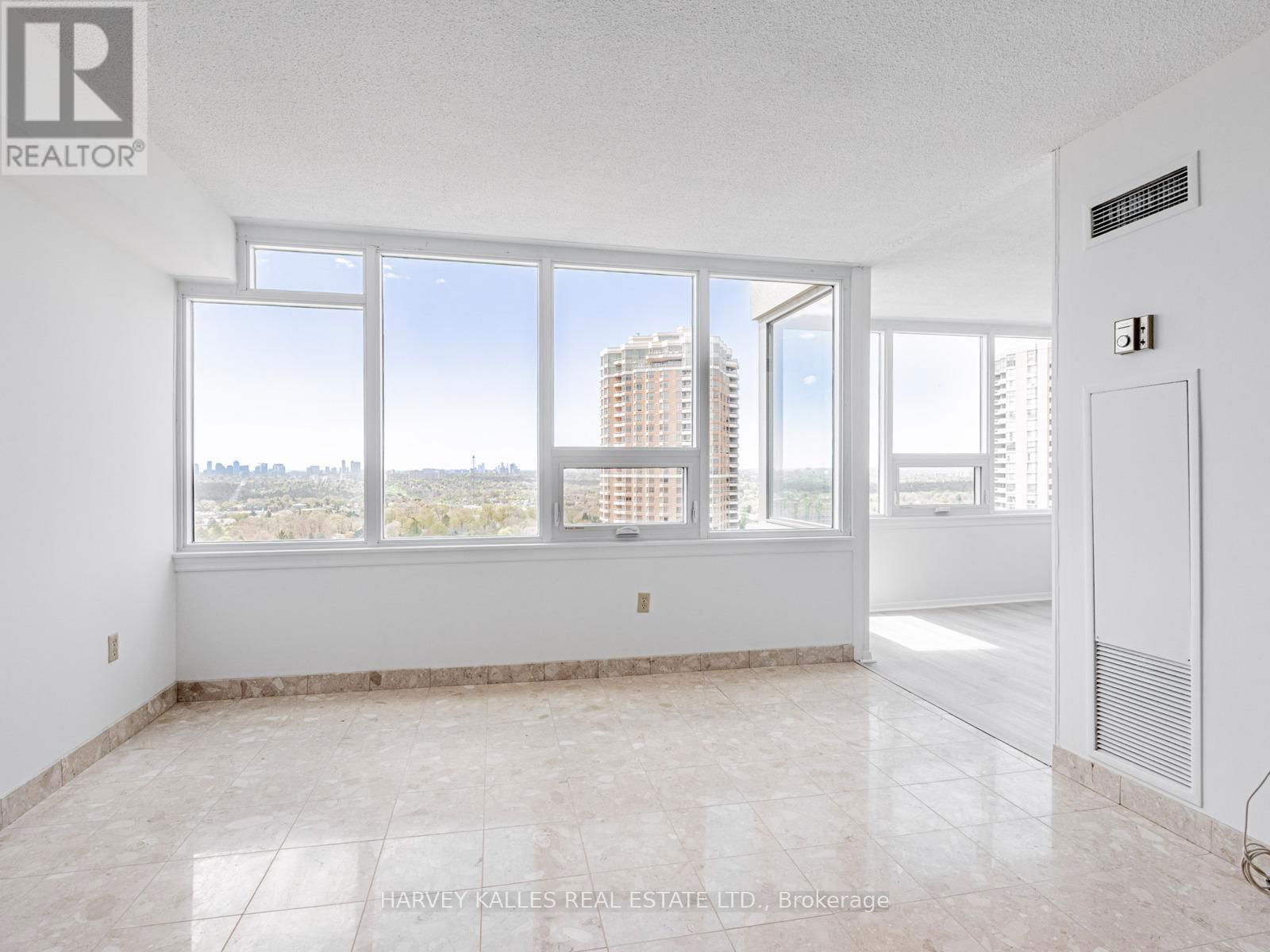 2004 - 55 SKYMARK DRIVE Image 7