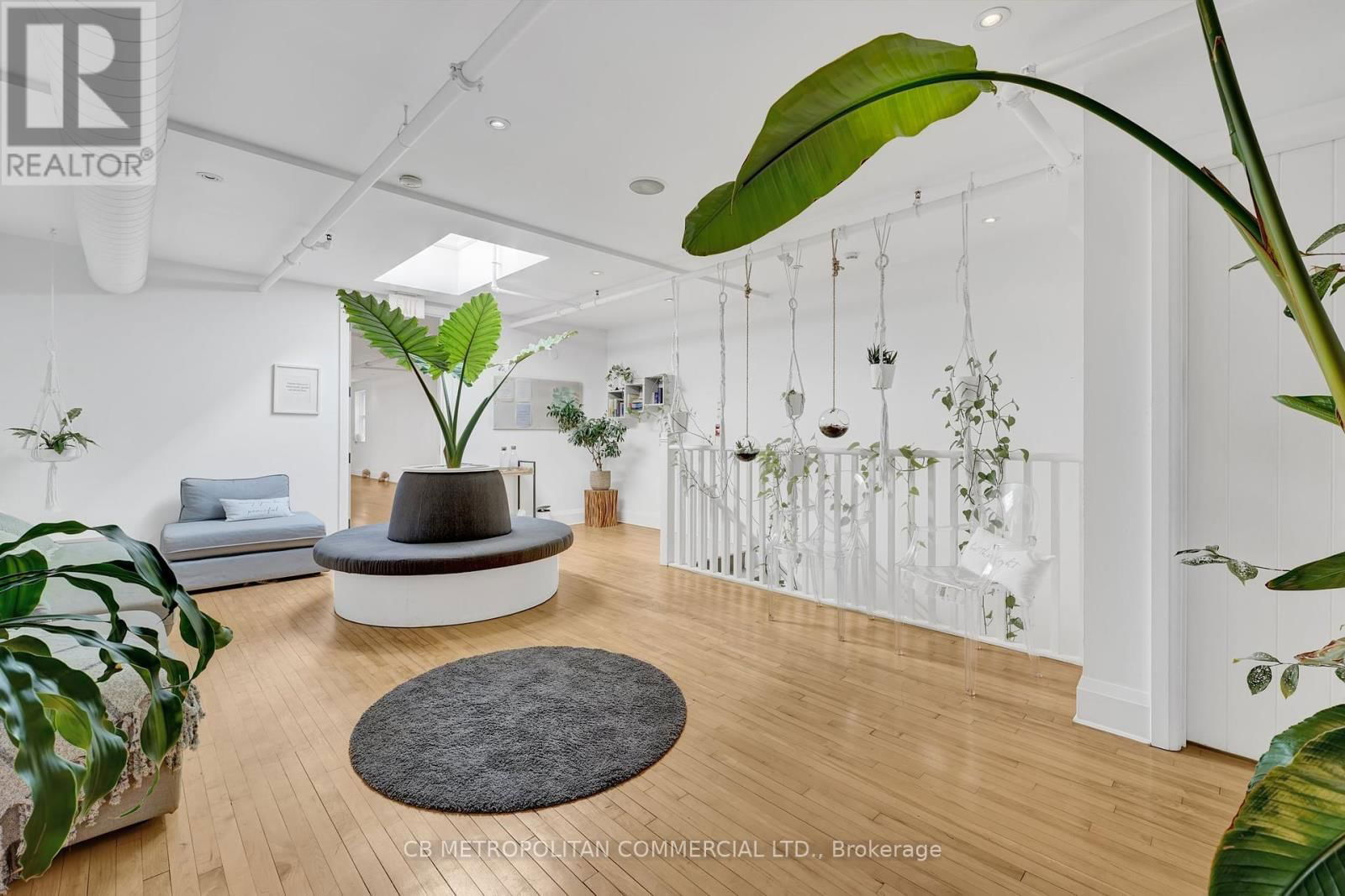 889 YONGE STREET Image 11