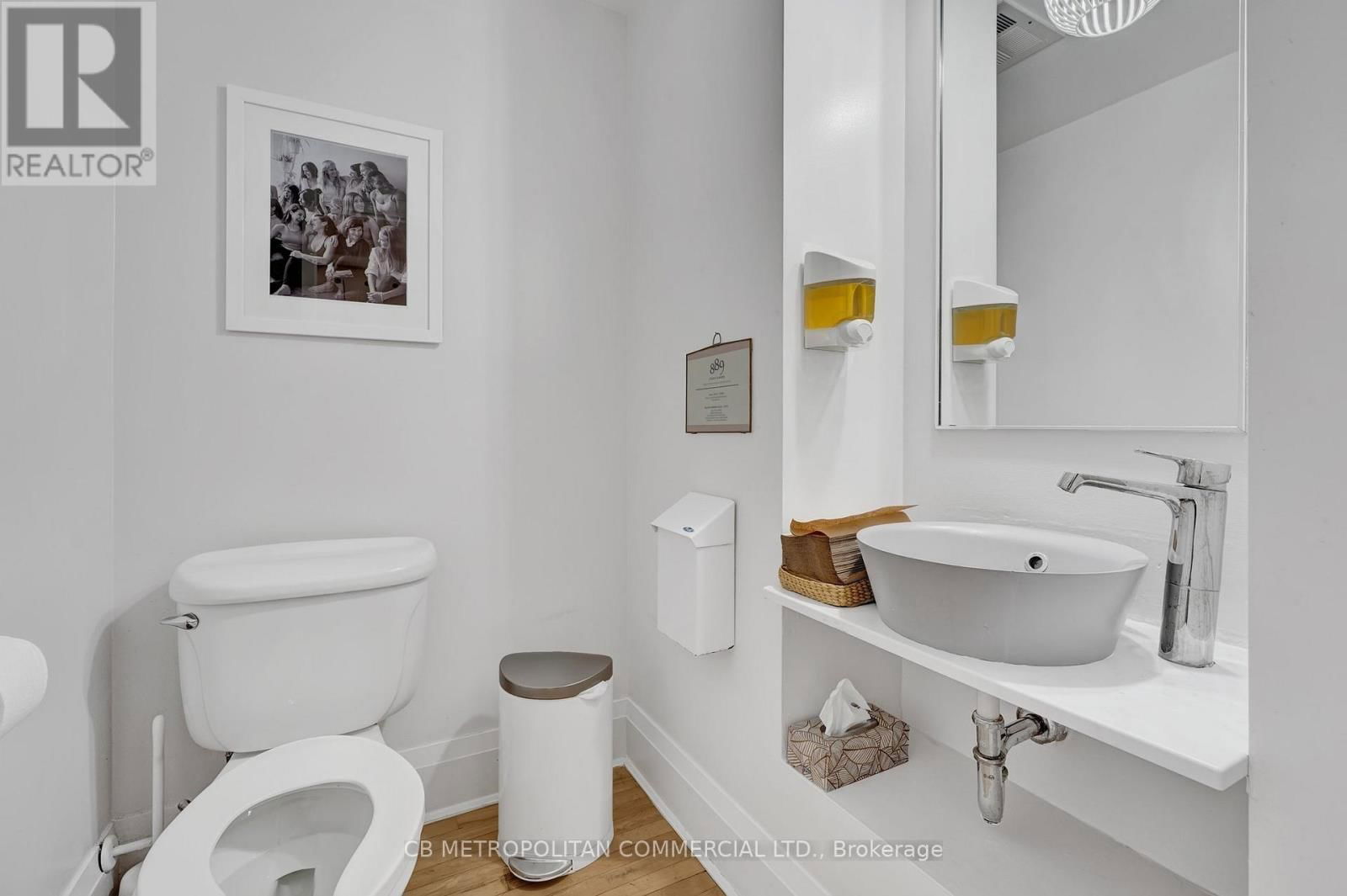 889 YONGE STREET Image 12