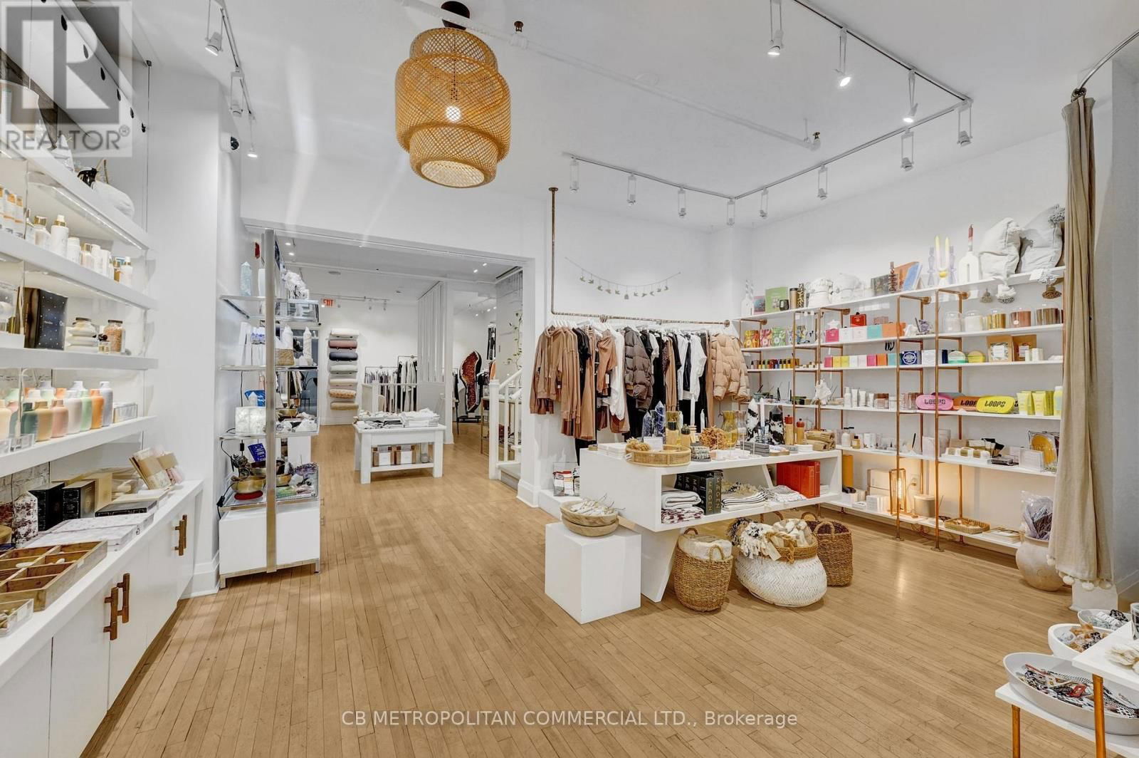 889 YONGE STREET Image 3