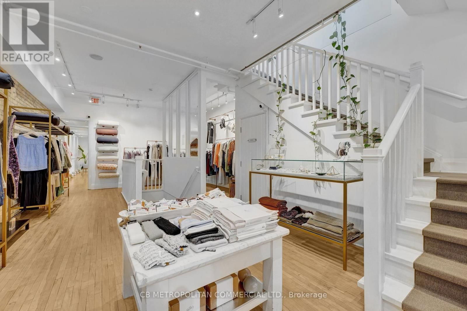 889 YONGE STREET Image 4
