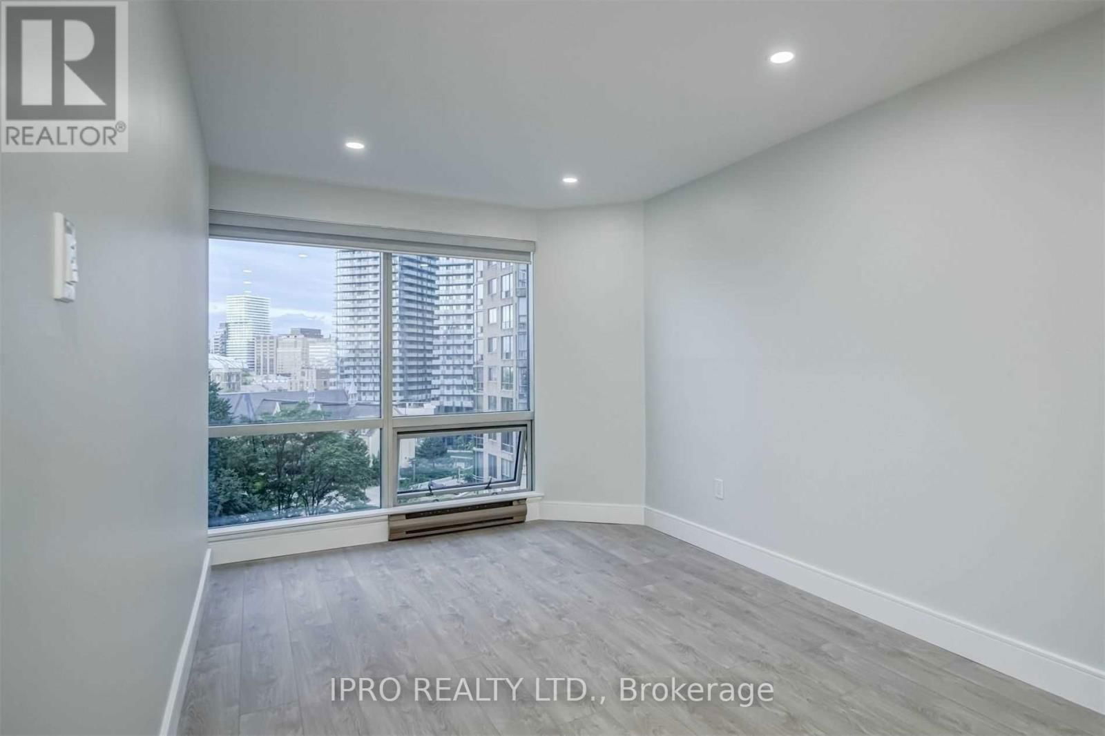 1002 - 1001 BAY STREET Image 11