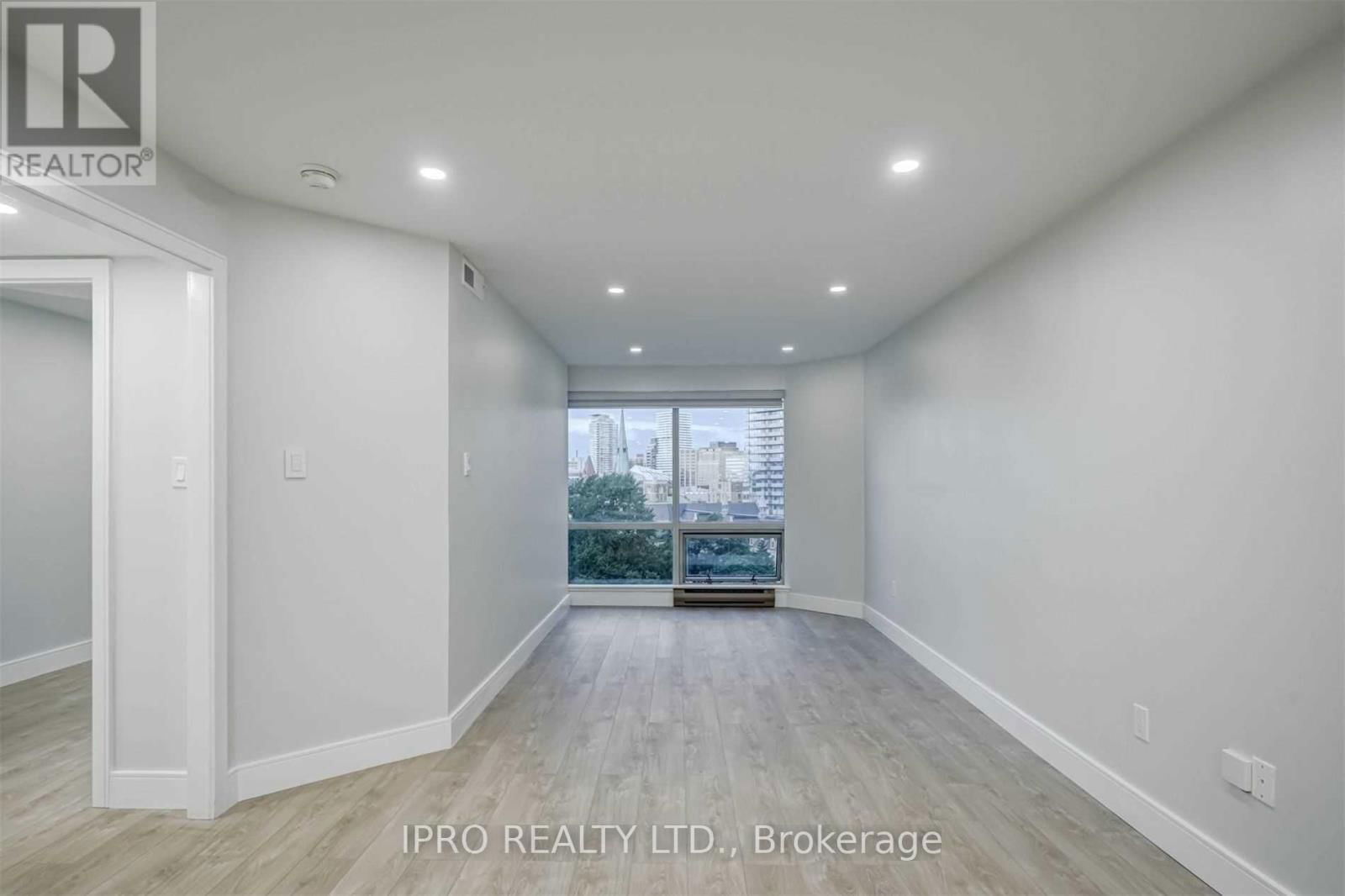 1002 - 1001 BAY STREET Image 9