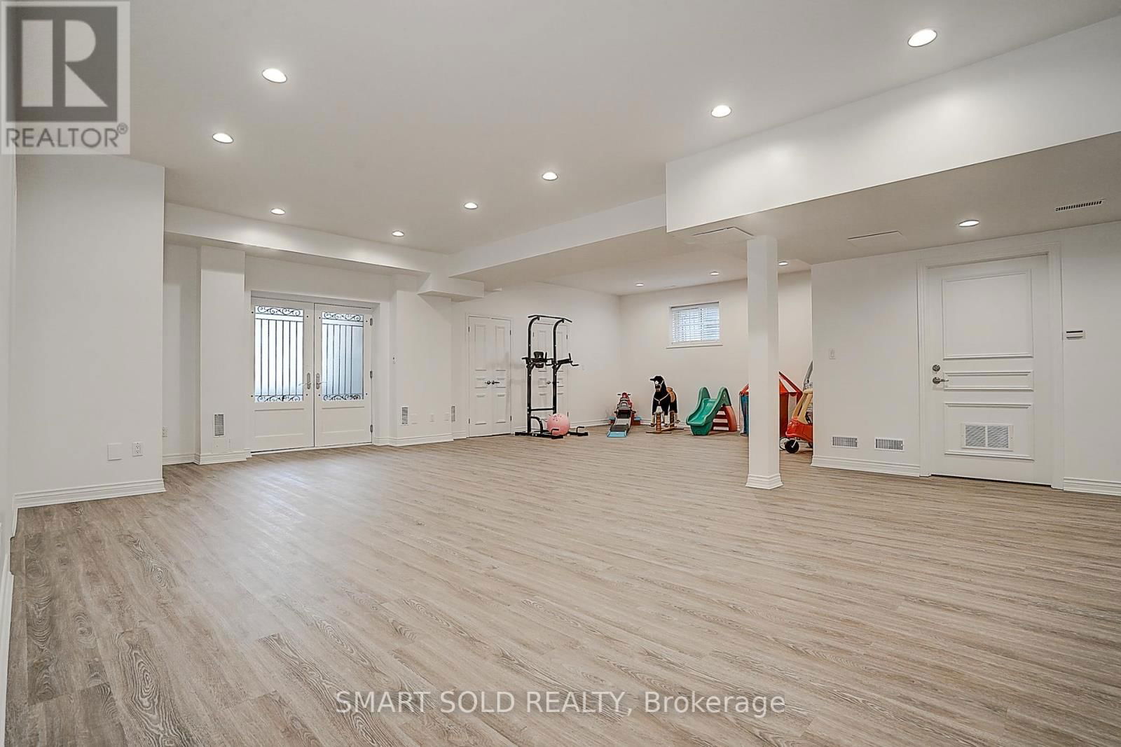 677 WOBURN AVENUE Image 28