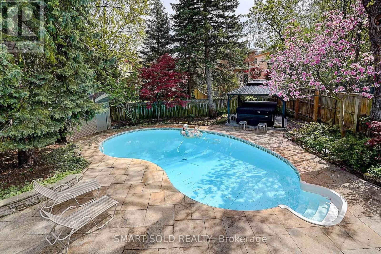 677 WOBURN AVENUE Image 31