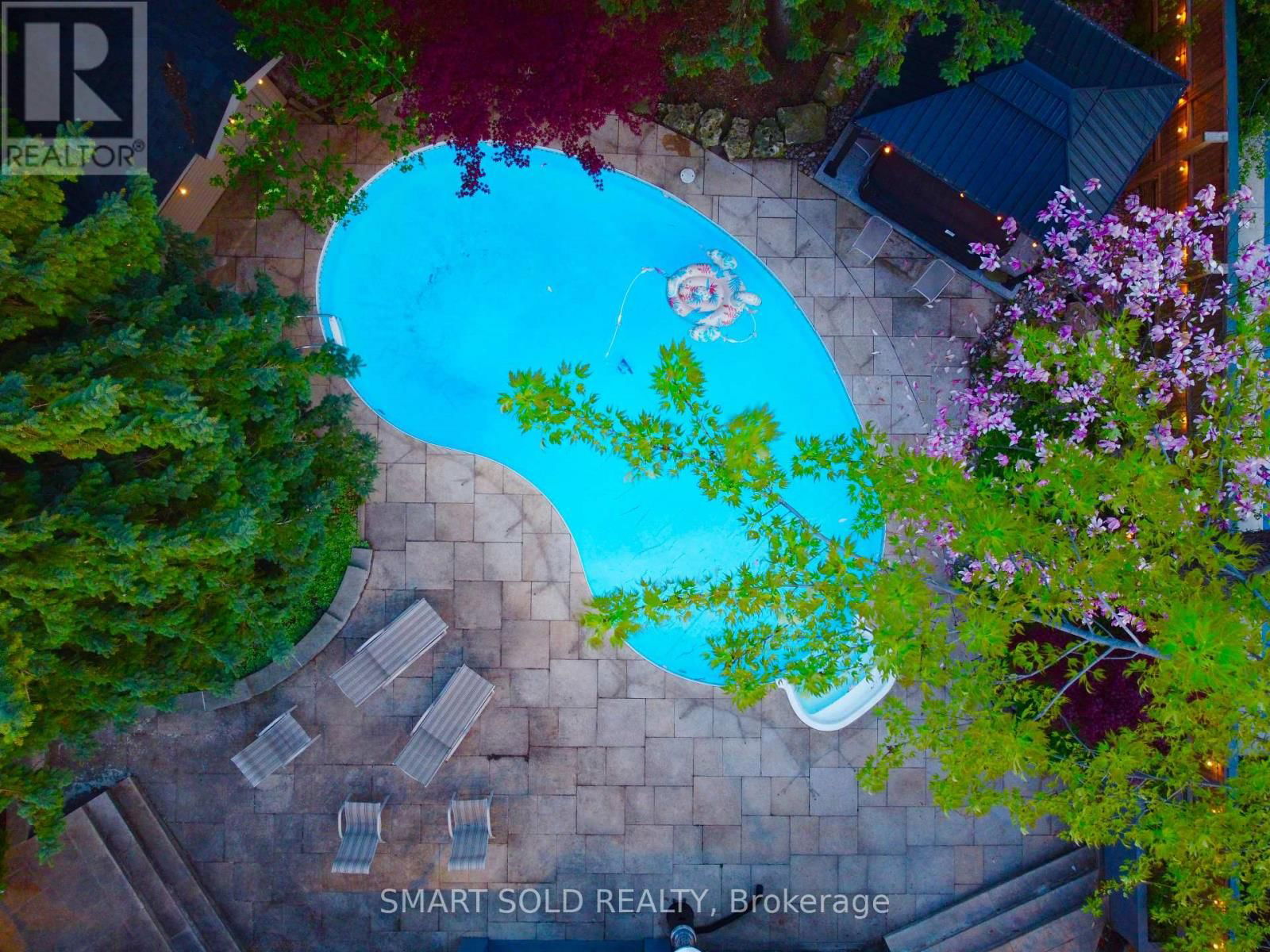 677 WOBURN AVENUE Image 35