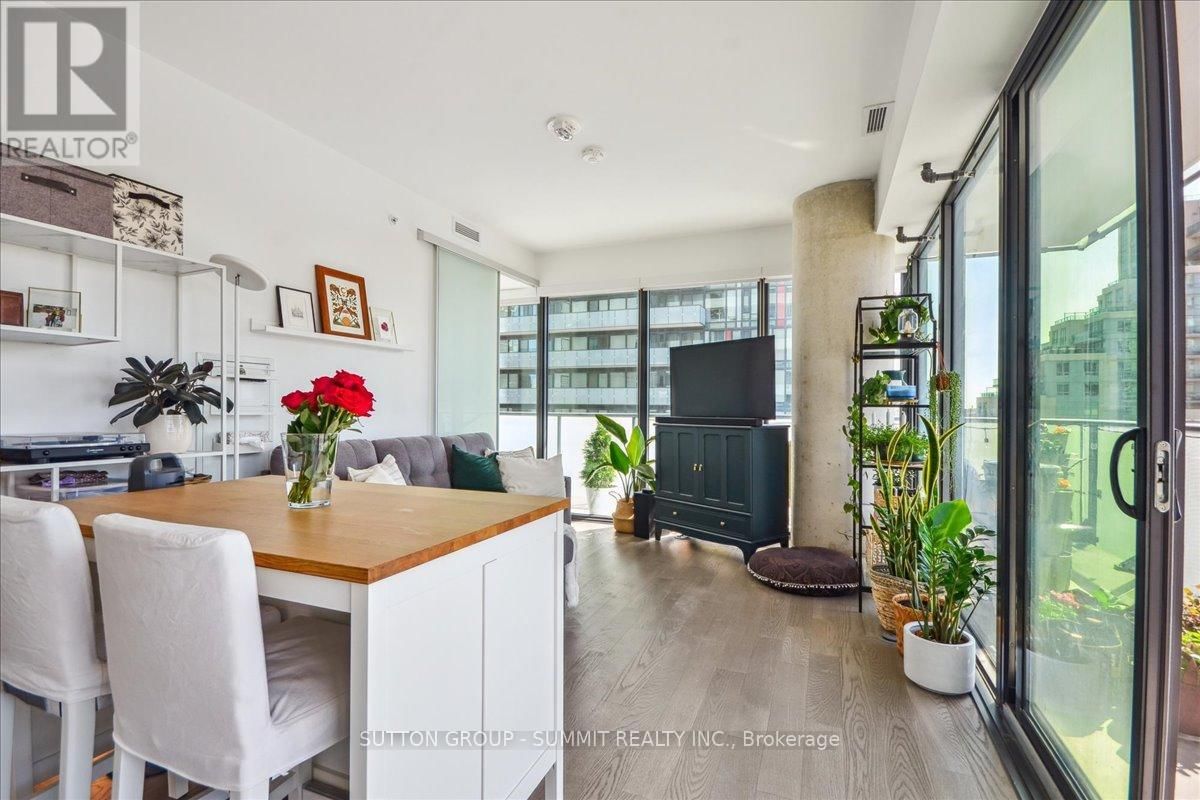 1010 - 161 ROEHAMPTON AVENUE Image 11