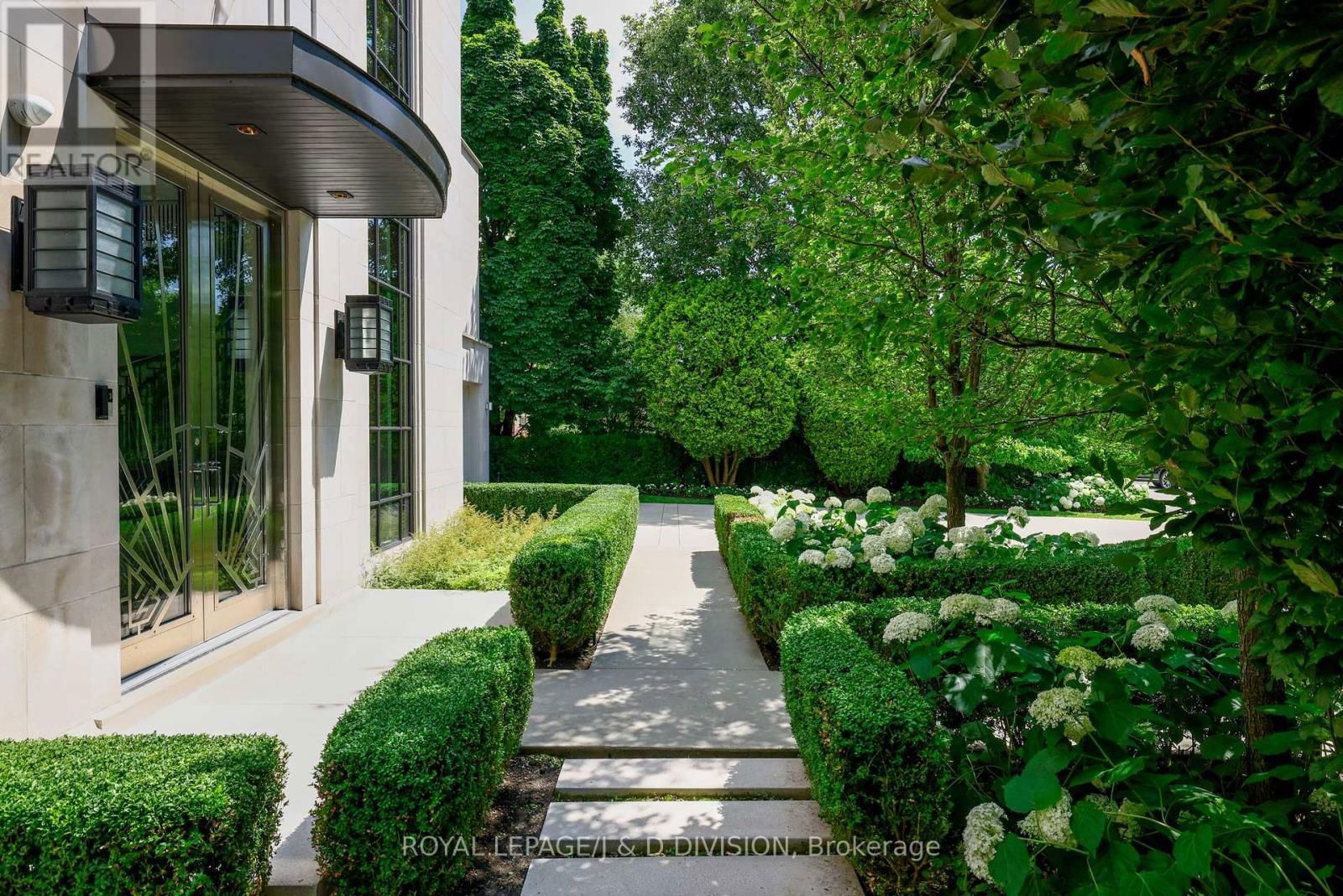 20 FOREST GLEN CRESCENT Image 3