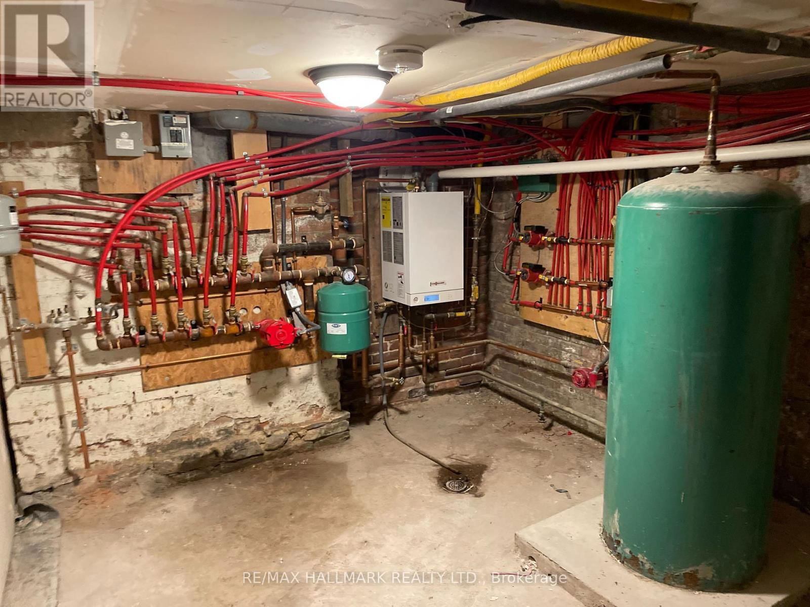 414 DUNDAS STREET EAST Image 32