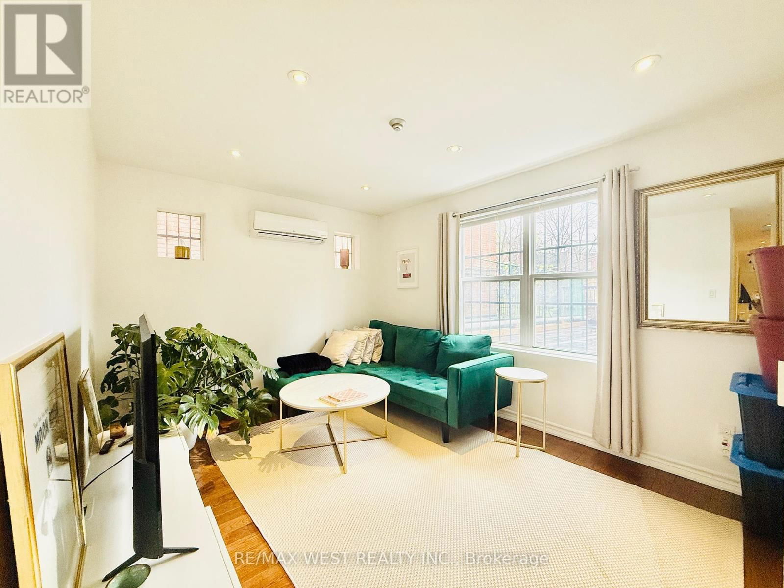 Apt B - 132 AVENUE ROAD Image 1