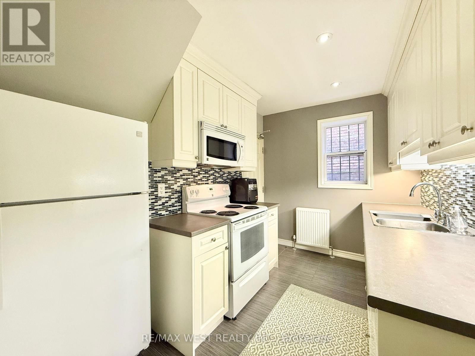 Apt B - 132 AVENUE ROAD Image 10