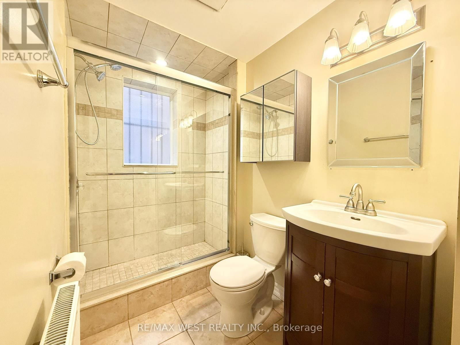 Apt B - 132 AVENUE ROAD Image 11