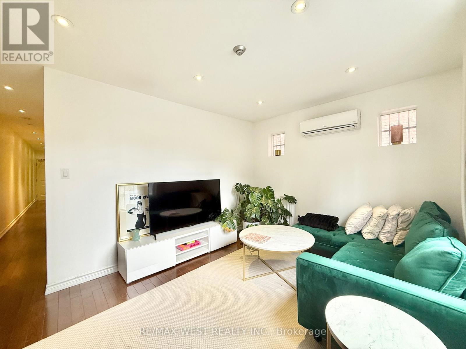 Apt B - 132 AVENUE ROAD Image 2