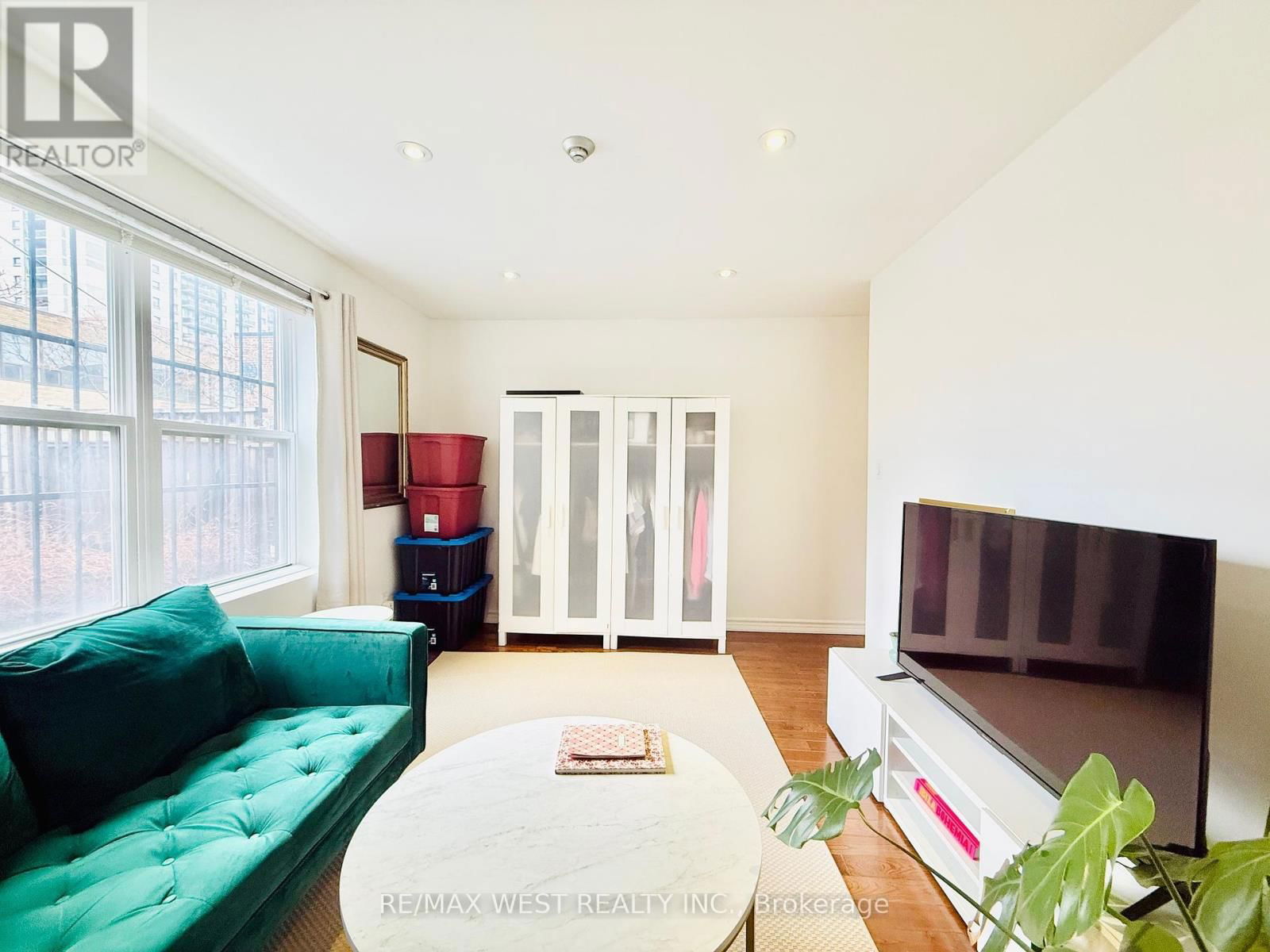 Apt B - 132 AVENUE ROAD Image 3