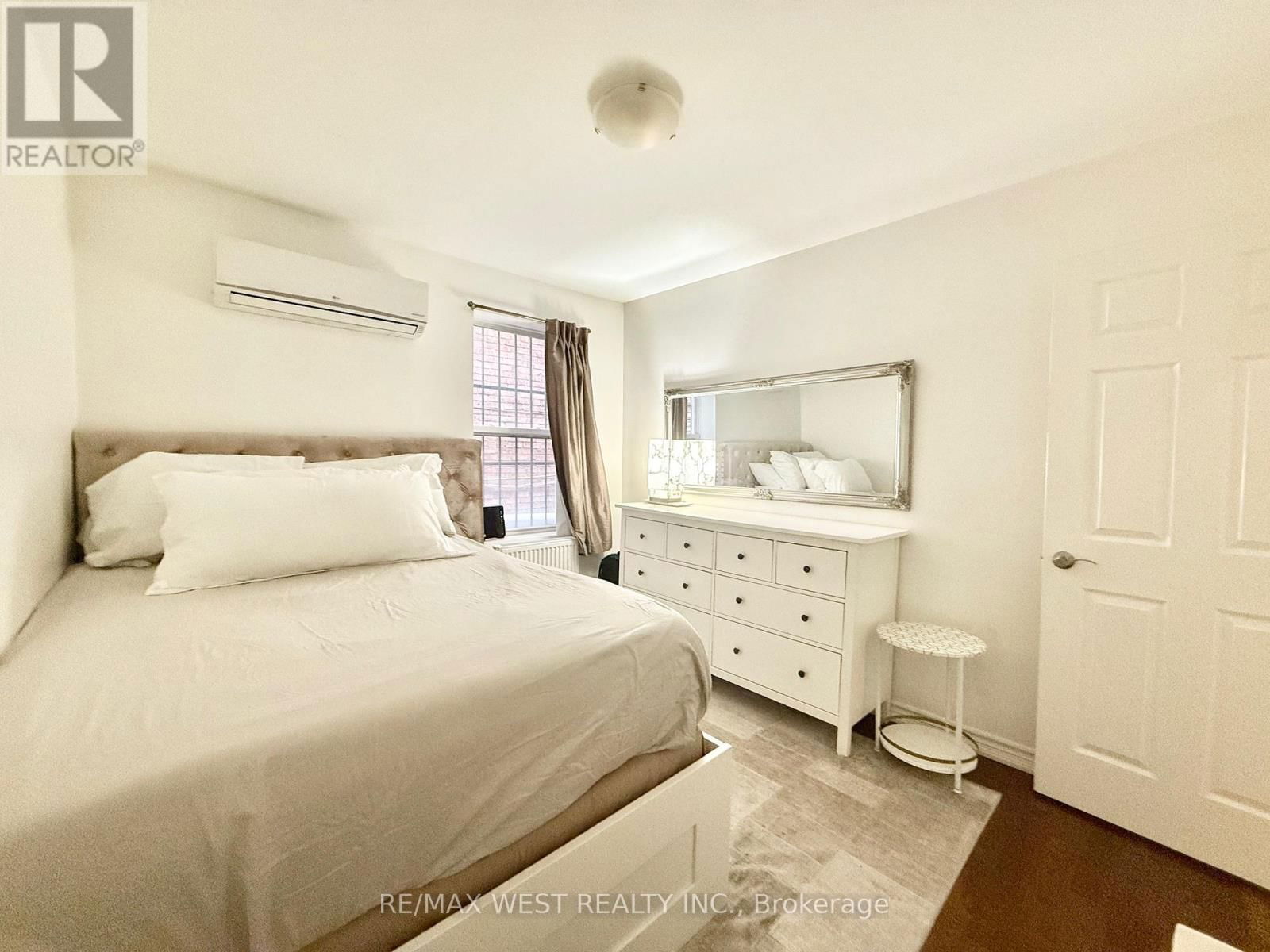 Apt B - 132 AVENUE ROAD Image 4