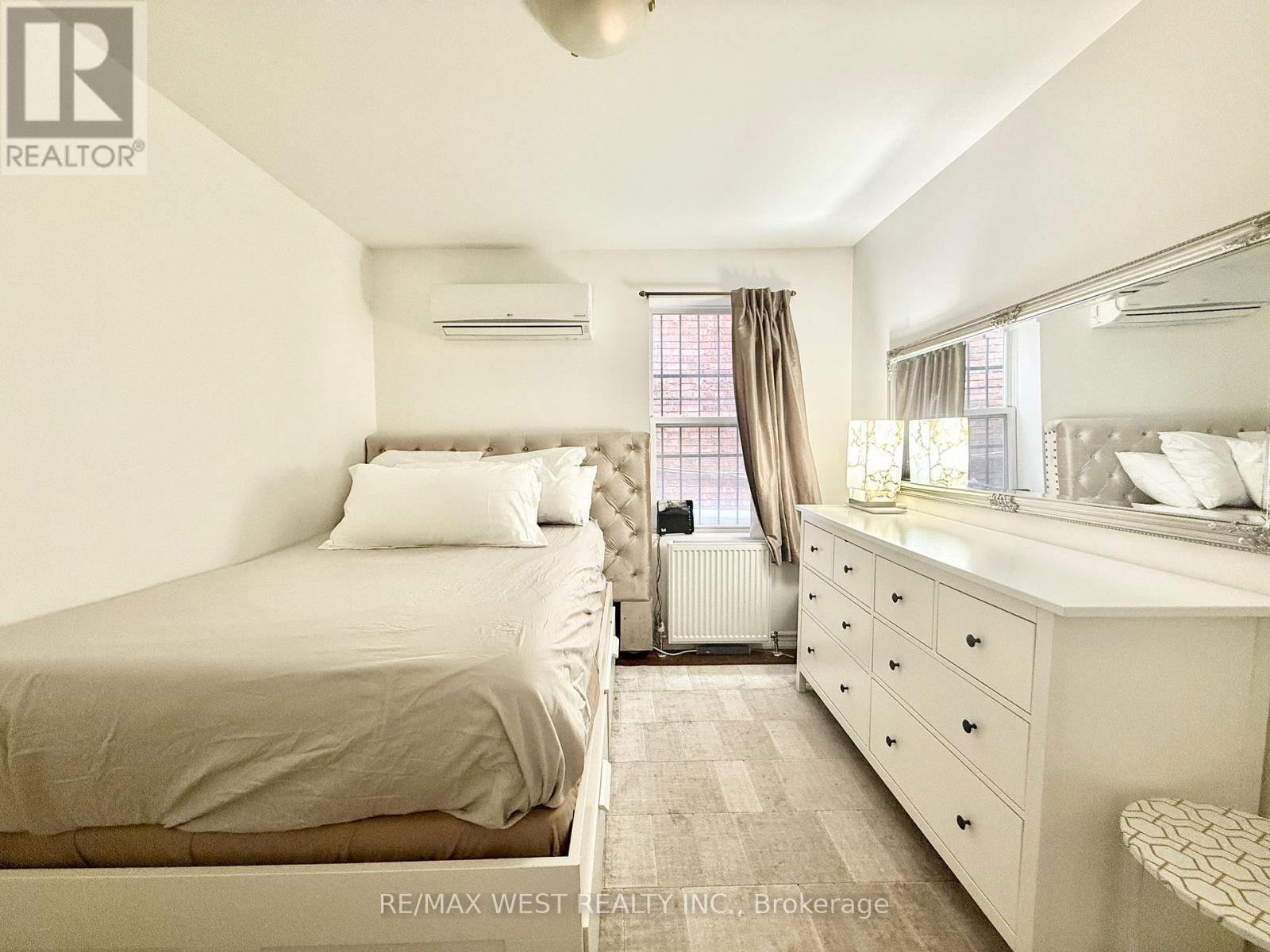 Apt B - 132 AVENUE ROAD Image 5