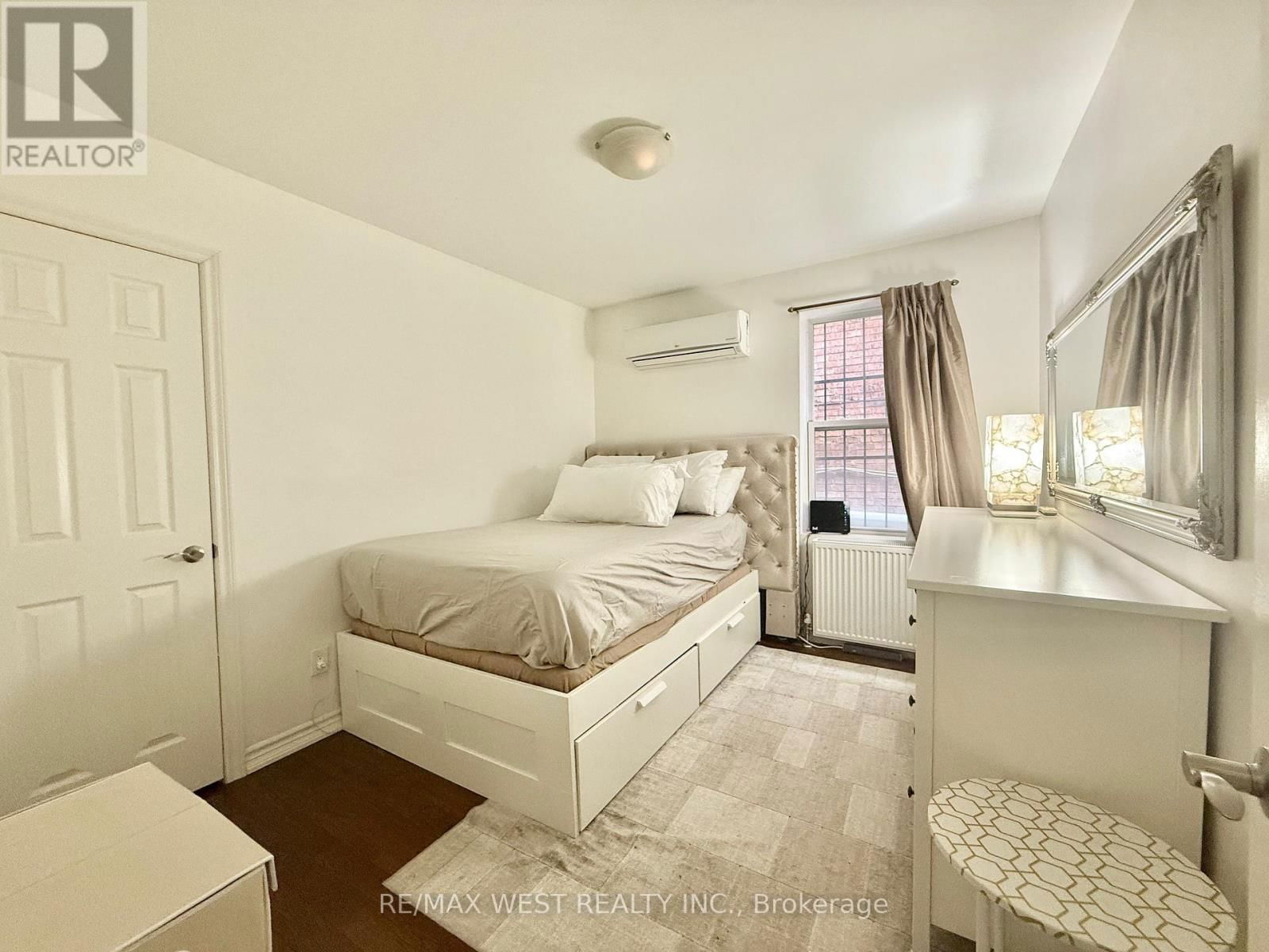Apt B - 132 AVENUE ROAD Image 6
