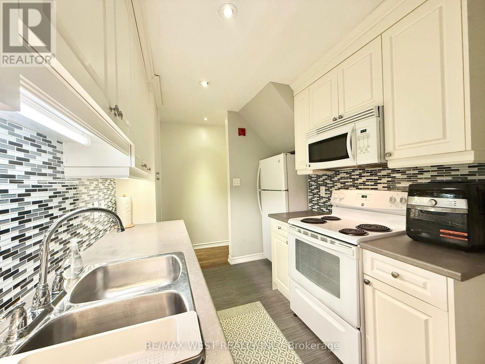 Apt B - 132 AVENUE ROAD Image 7
