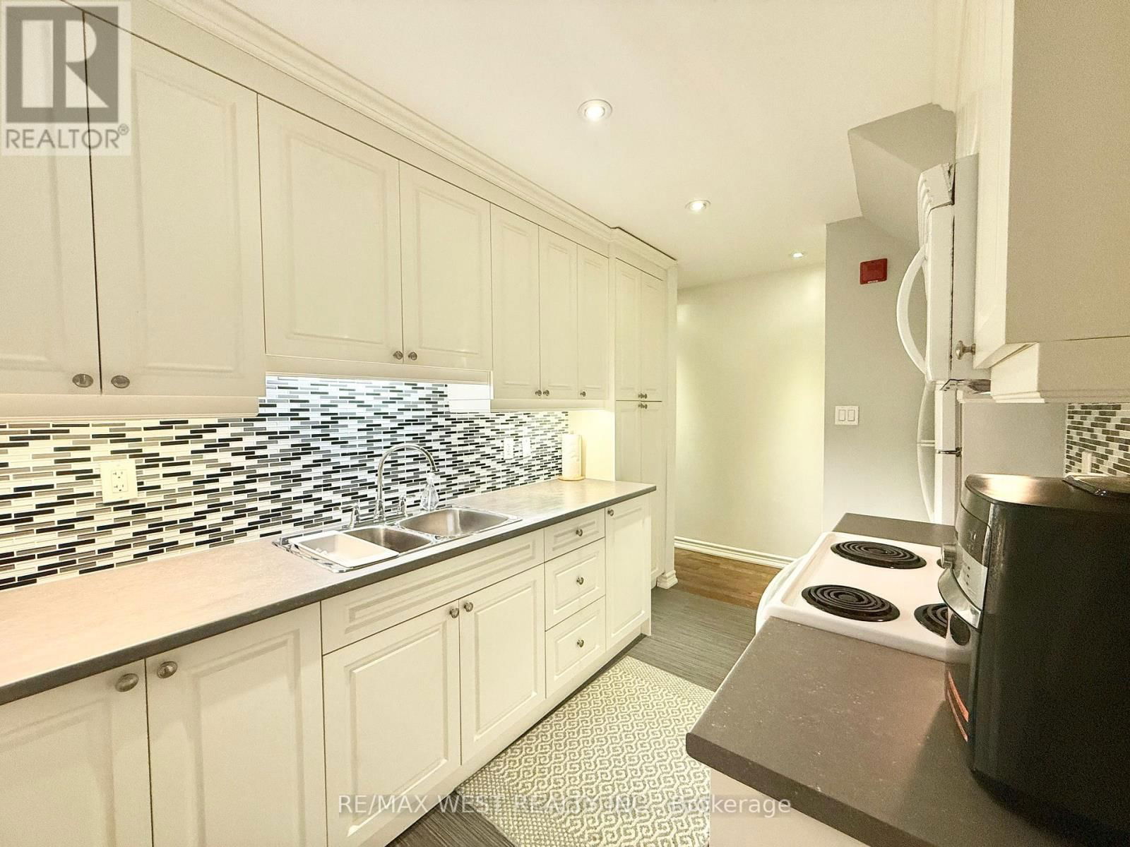 Apt B - 132 AVENUE ROAD Image 8