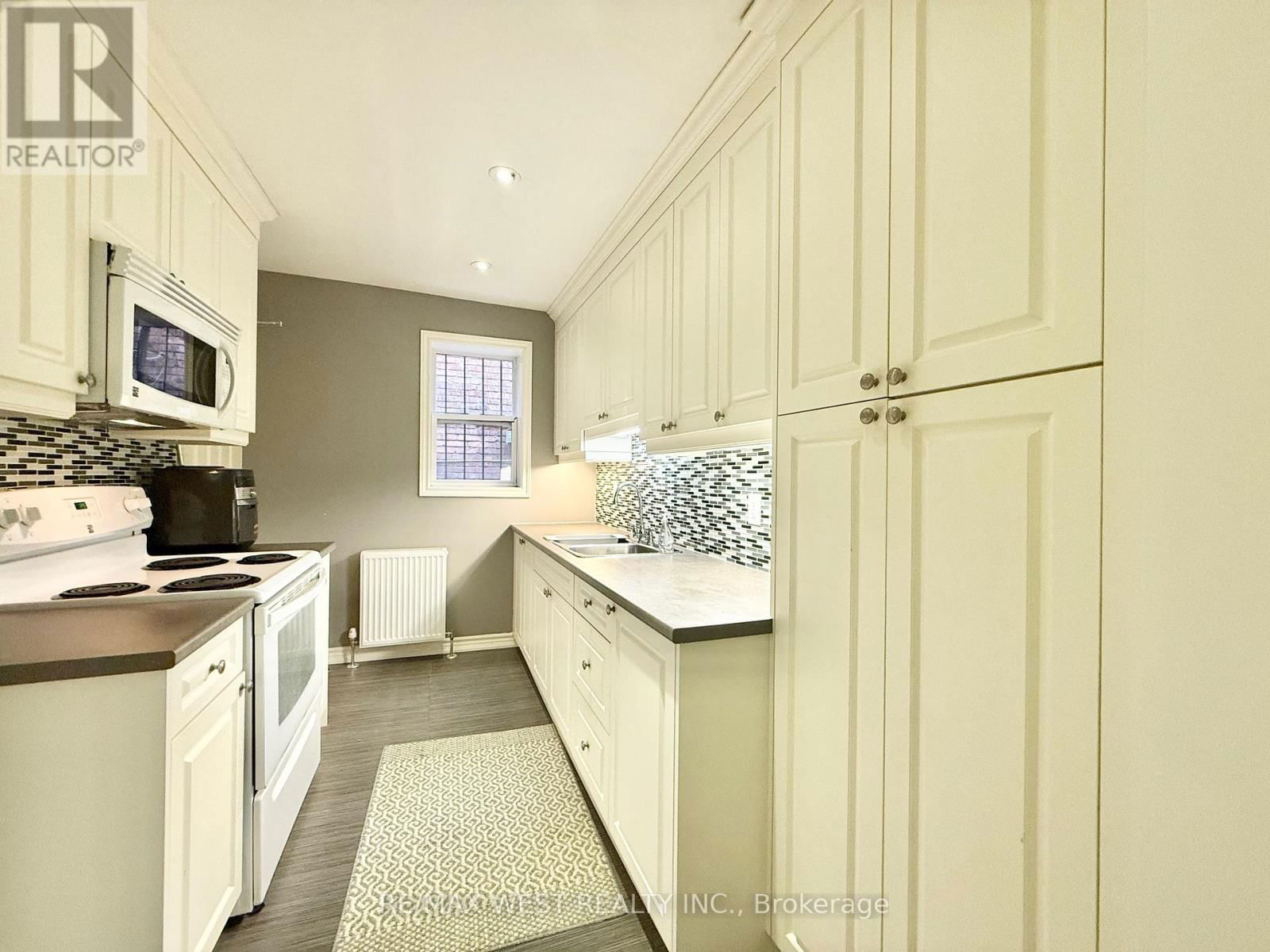 Apt B - 132 AVENUE ROAD Image 9