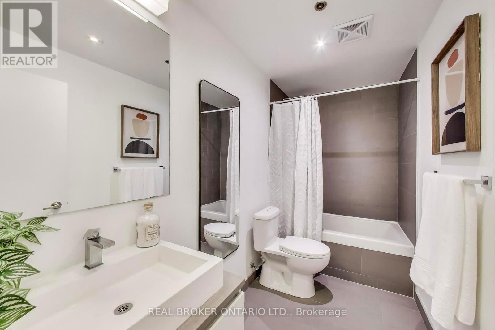 320 - 111 BATHURST STREET Image 11