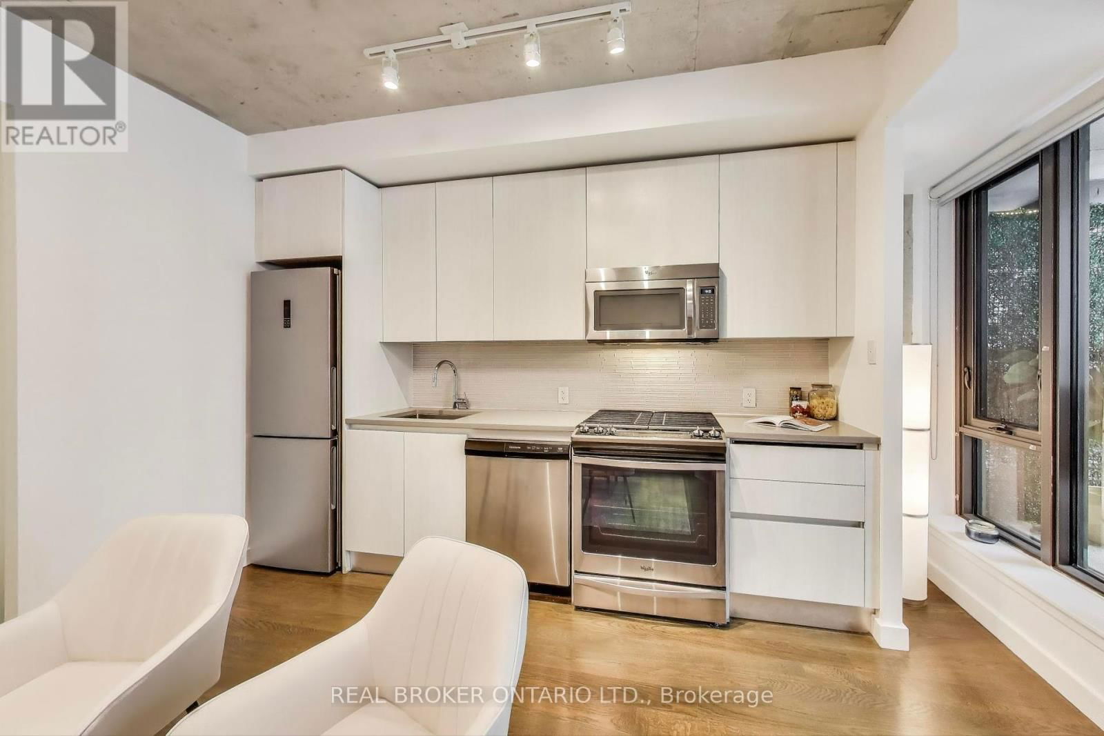 320 - 111 BATHURST STREET Image 4