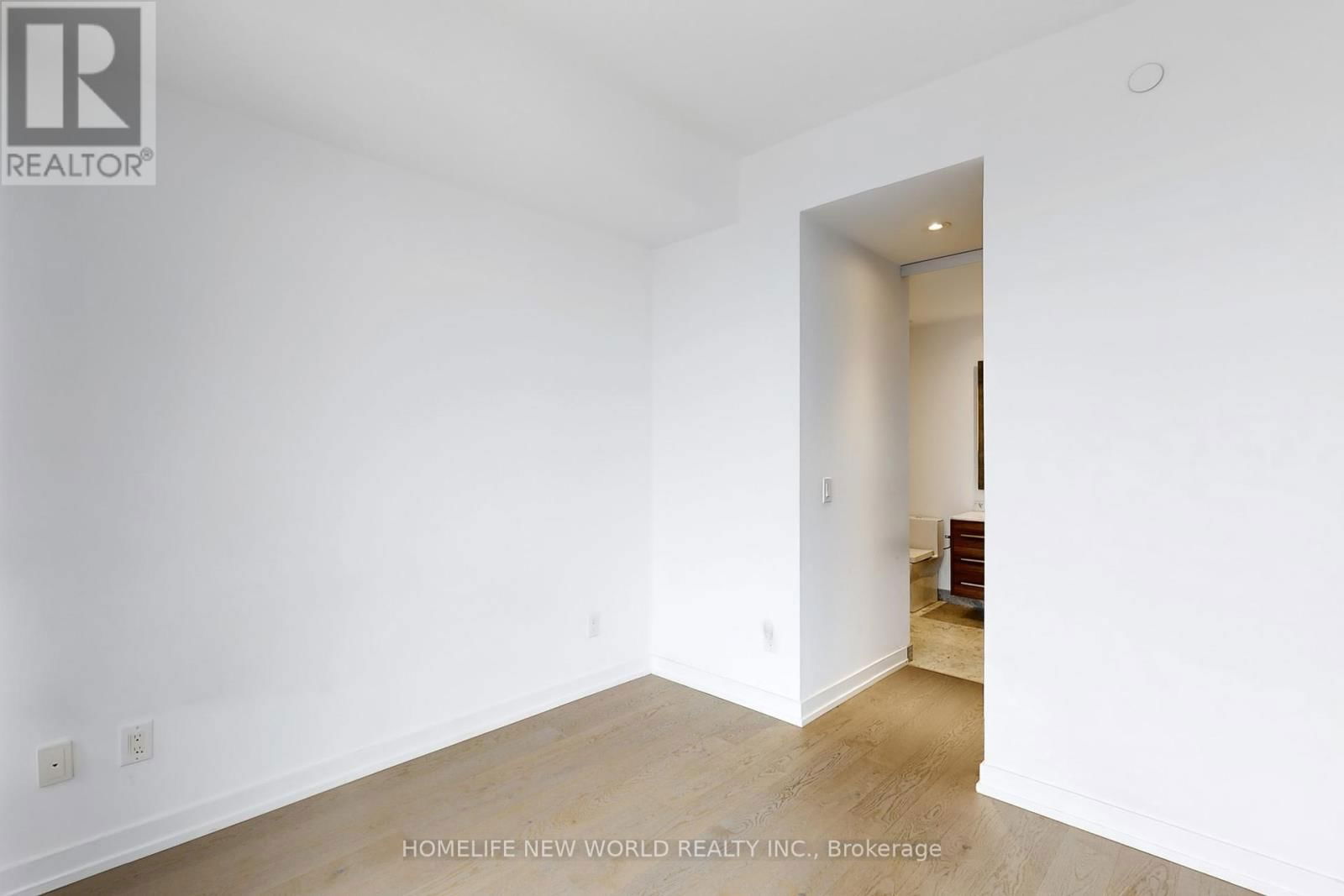 4501 - 488 UNIVERSITY AVENUE Image 18