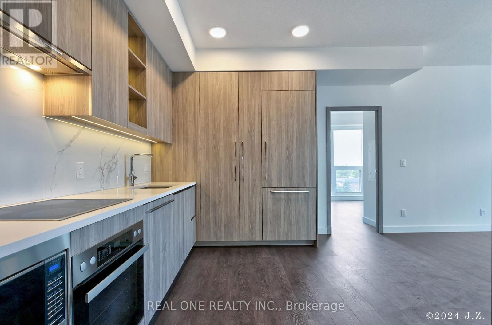 906 - 27 MCMAHON DRIVE Image 6