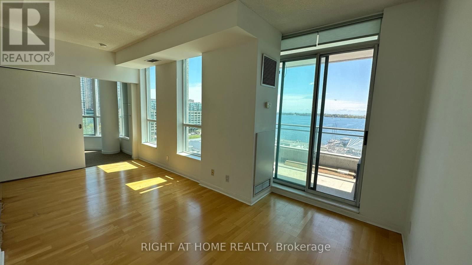 1519 - 230 QUEENS QUAY WEST Image 3