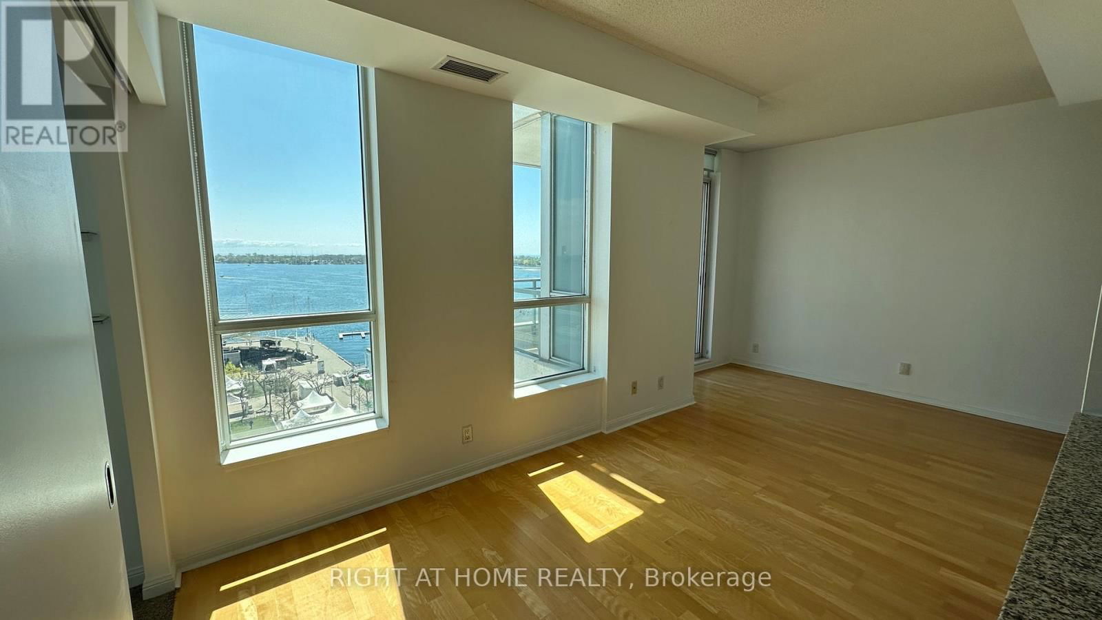 1519 - 230 QUEENS QUAY WEST Image 4