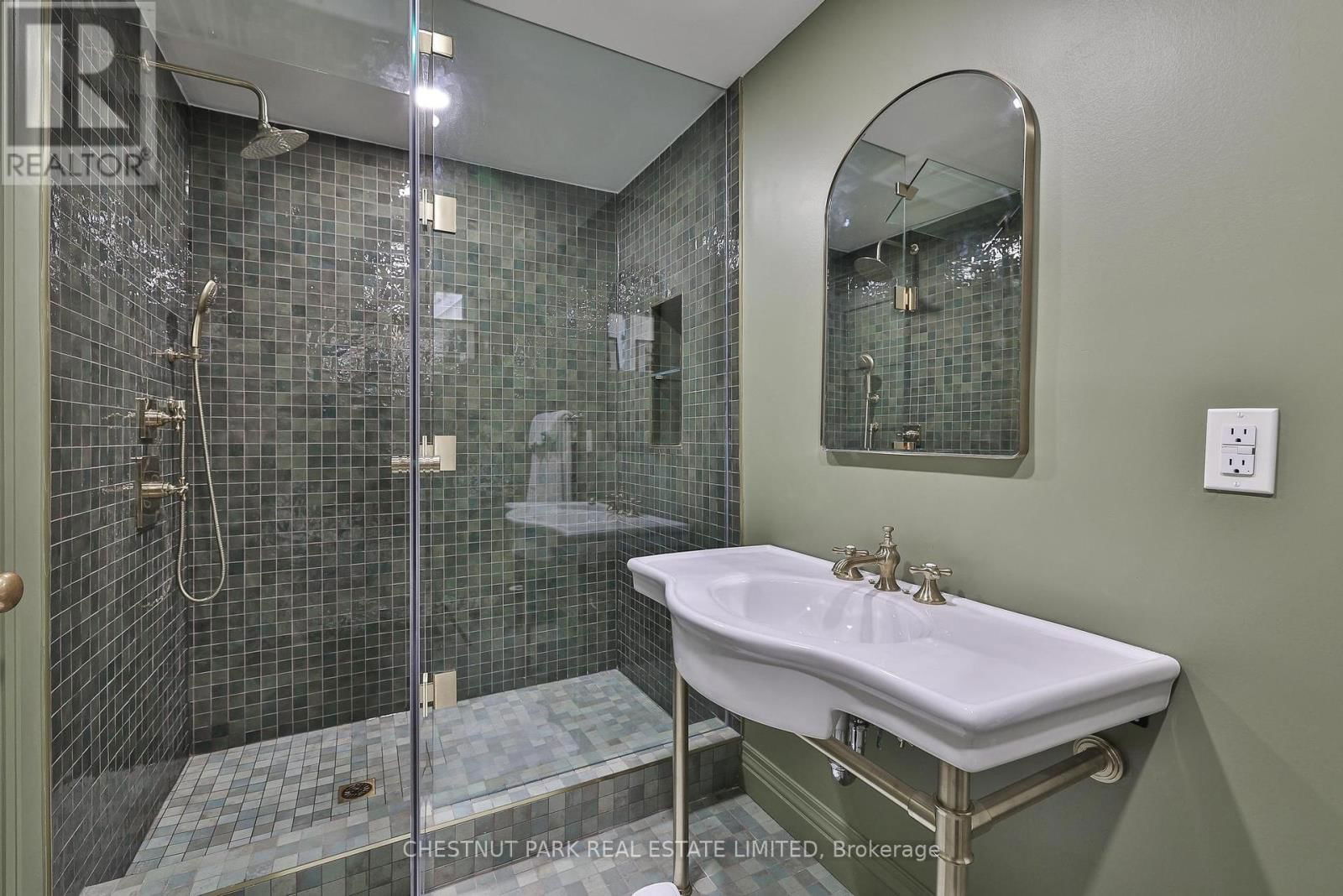 15 MCMASTER AVENUE Image 29