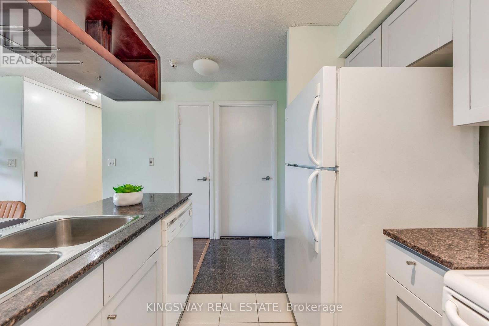 3511 - 81 NAVY WHARF COURT Image 11