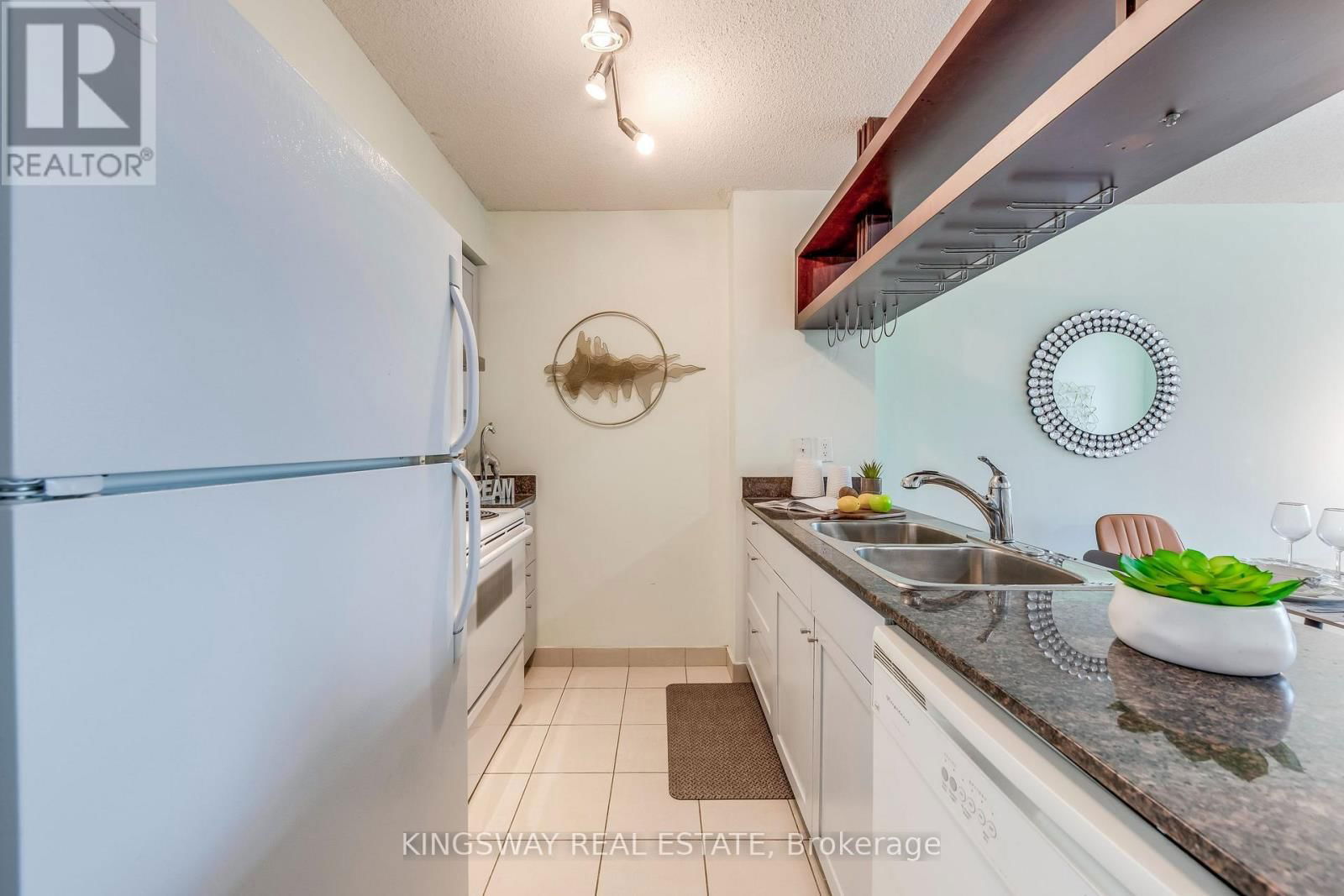 3511 - 81 NAVY WHARF COURT Image 8