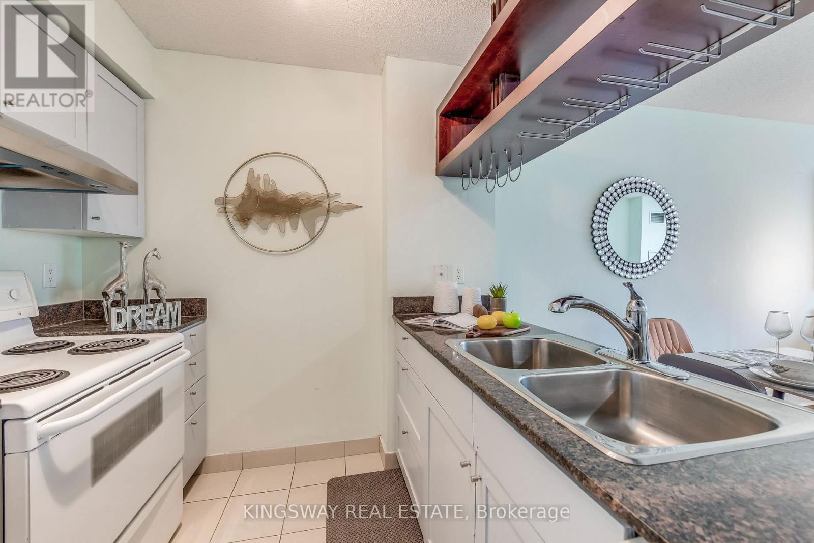3511 - 81 NAVY WHARF COURT Image 9