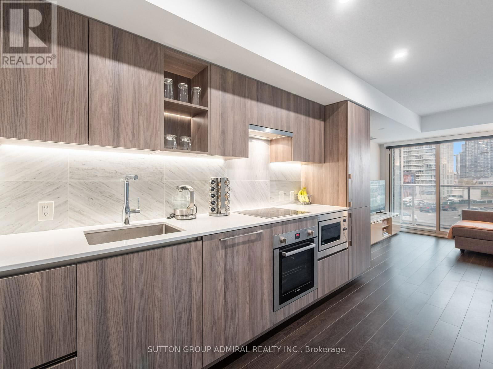 706 - 19 BATHURST STREET Image 3