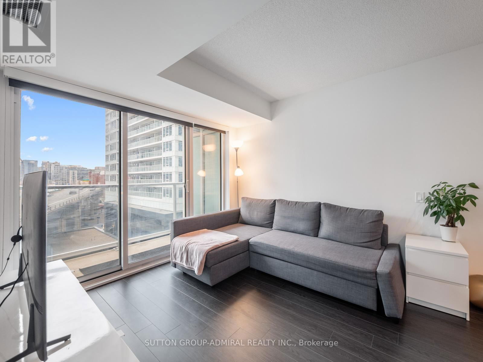 706 - 19 BATHURST STREET Image 9