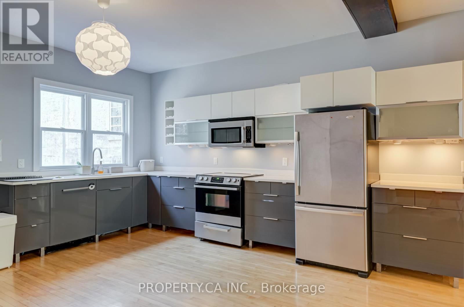 Upper - 205 AUGUSTA AVENUE Image 11